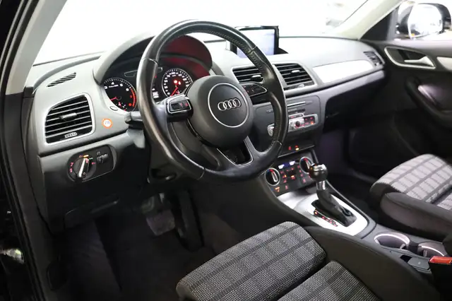 Audi Q3 view 9