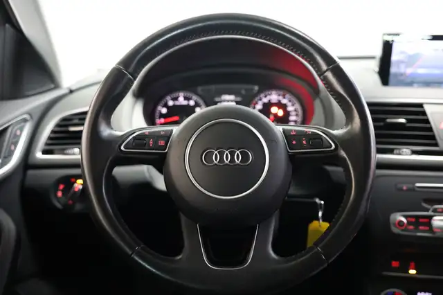 Audi Q3 view 13