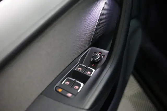 Audi Q3 view 15