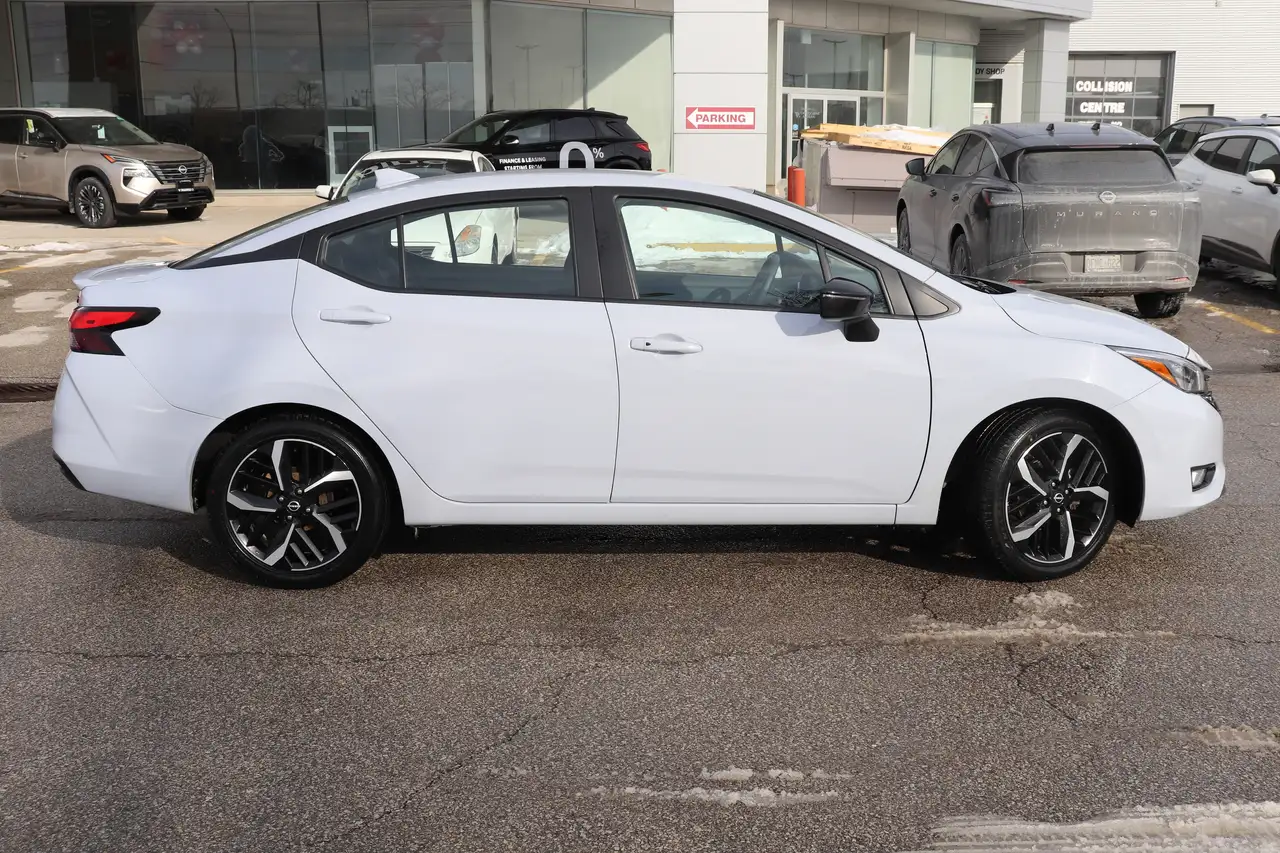 Nissan Versa снимка Nissan Versa