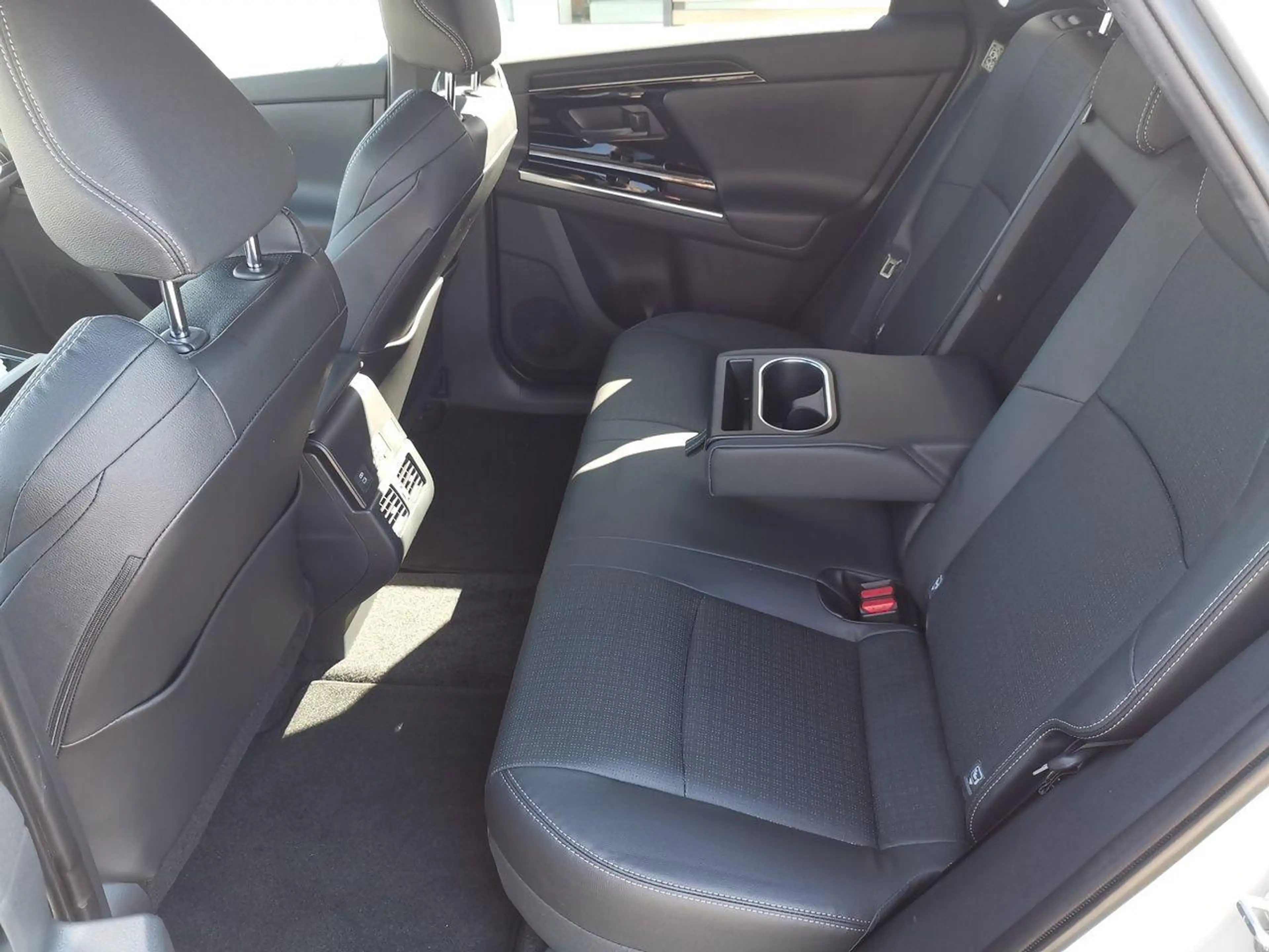 Toyota bZ4X FWD — photo 11
