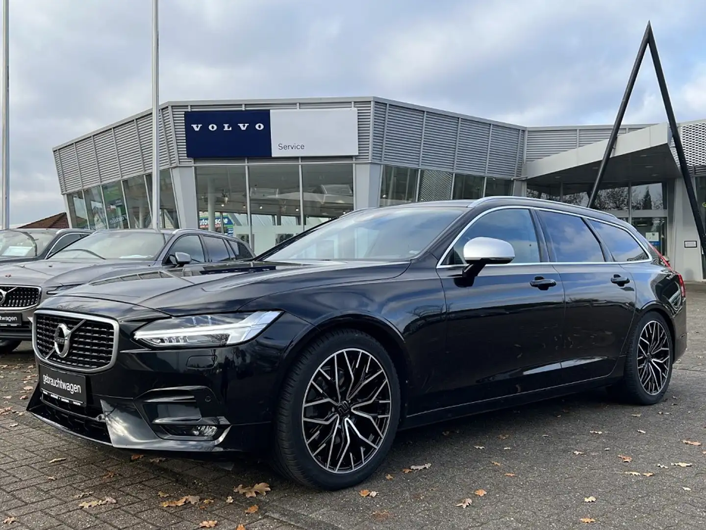 Volvo V90 D4 (190 PS) AG8|R-Design|Panorama|ACClAHK Noir - 1