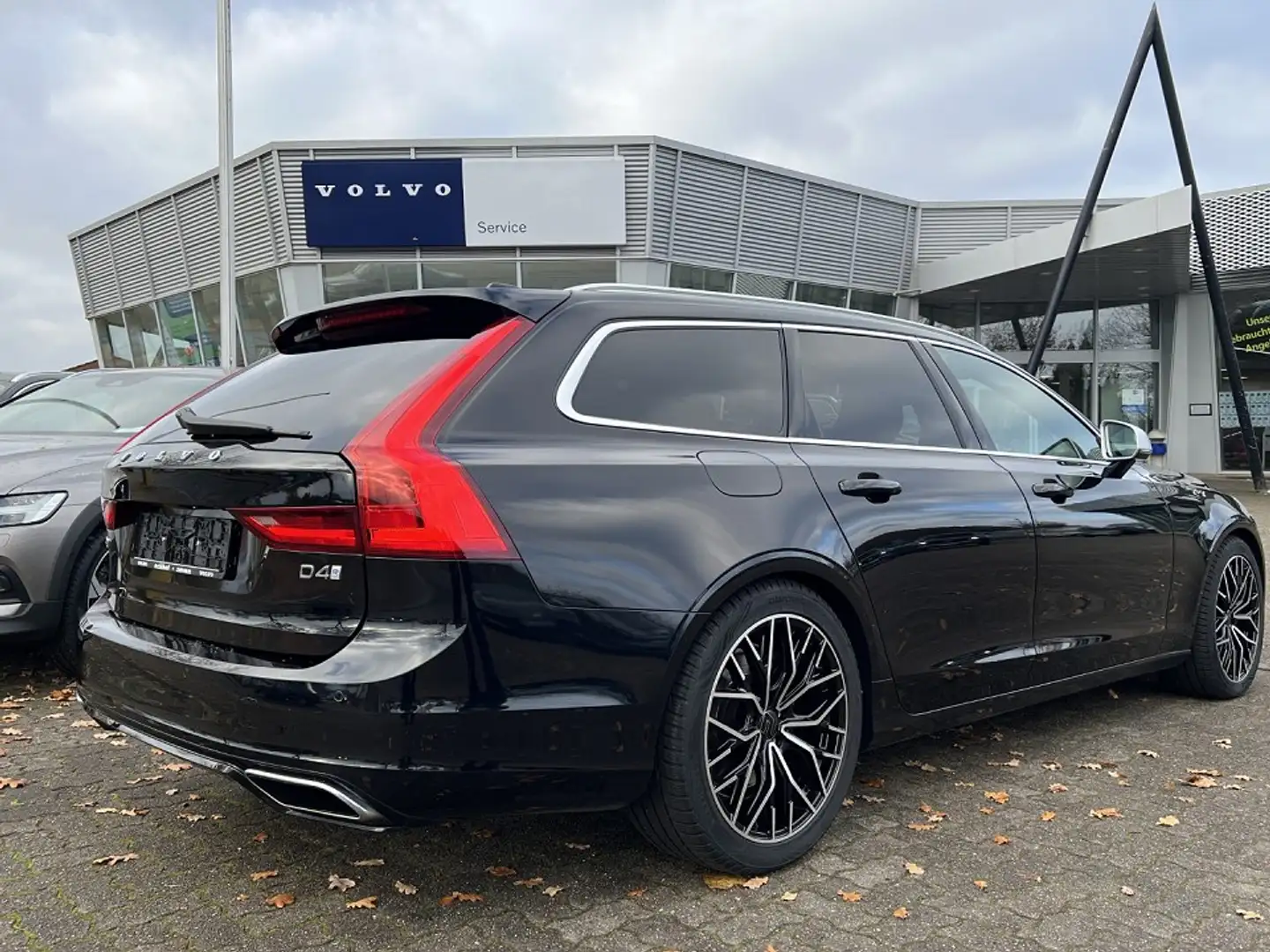 Volvo V90 D4 (190 PS) AG8|R-Design|Panorama|ACClAHK Noir - 2