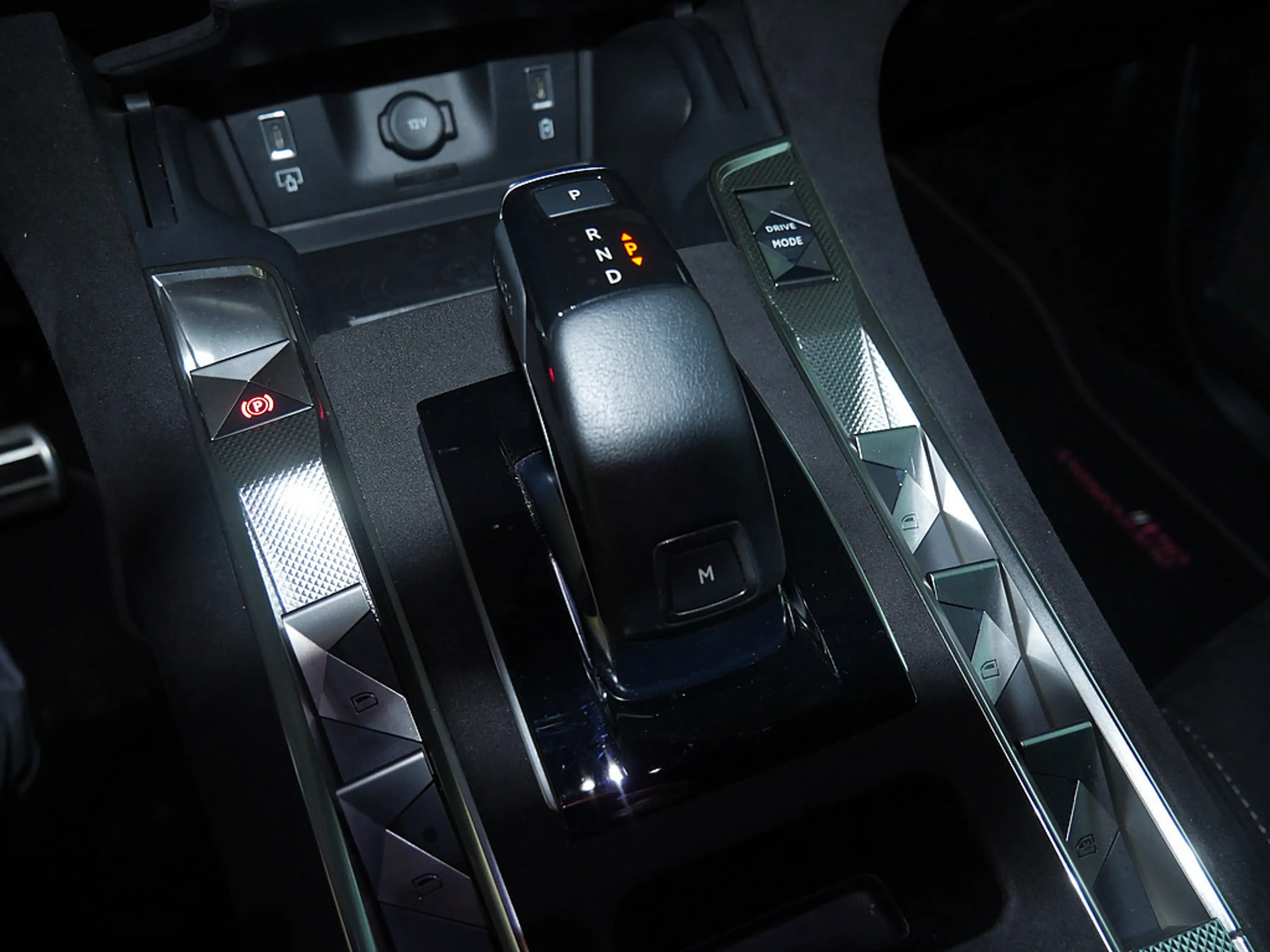DS Automobiles DS 7 Crossback Performance Line+ BlueHDi 130 — photo 14