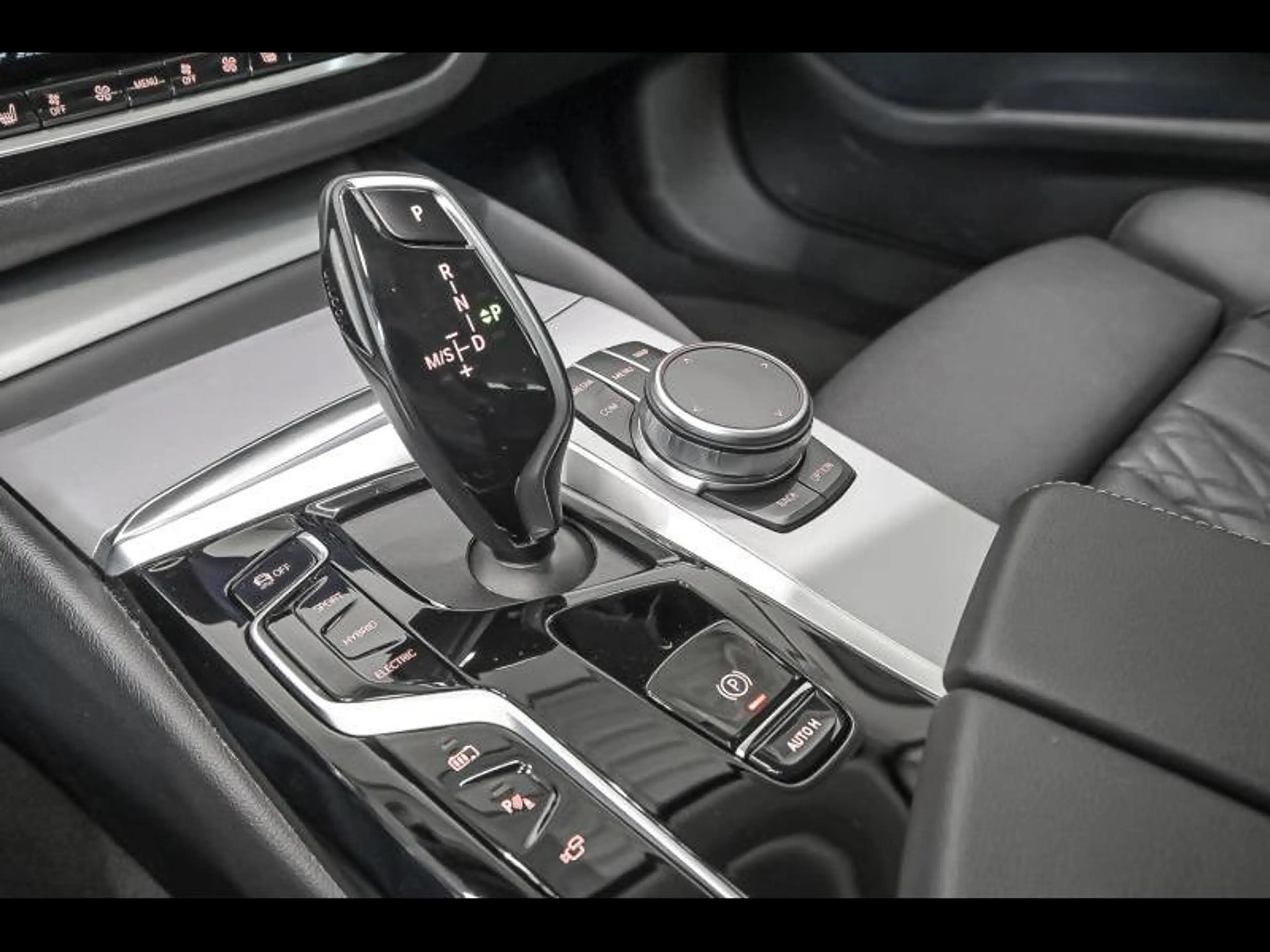 BMW 530 e  xDrive Touring — photo 11