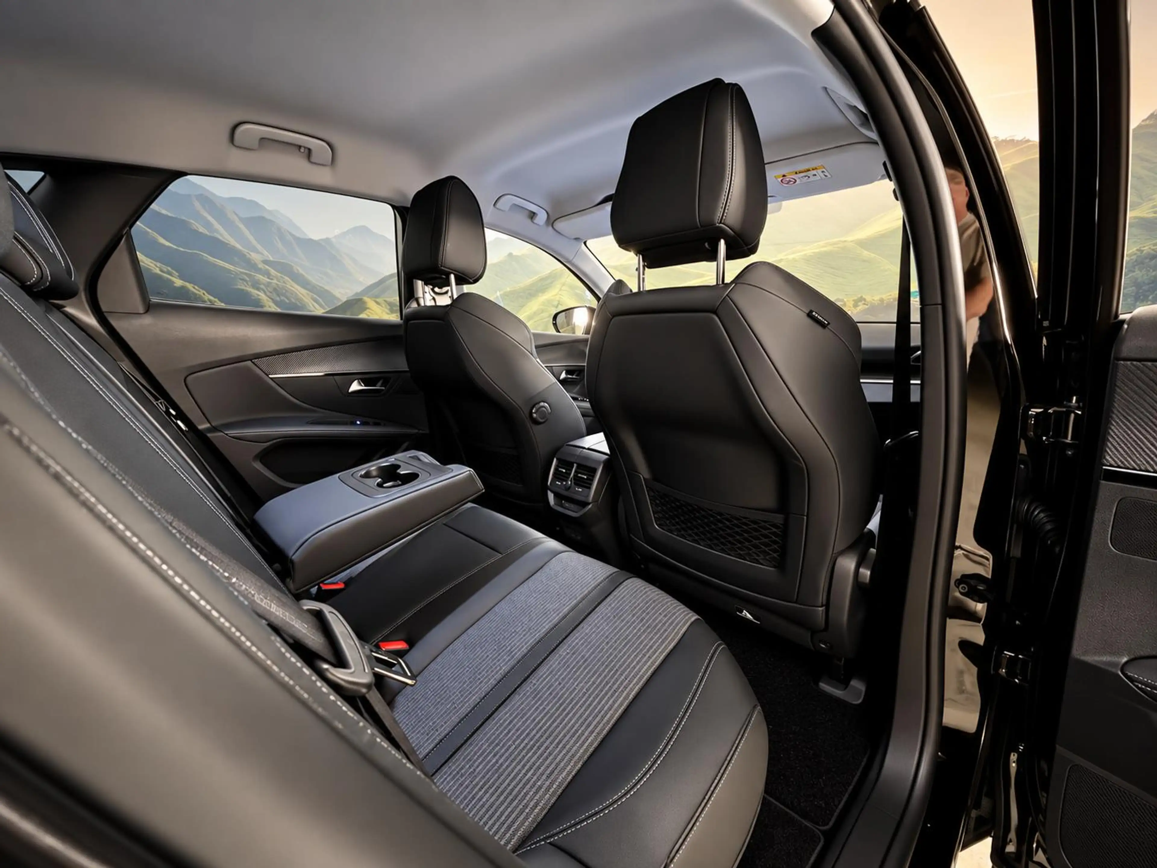 Peugeot 3008 1.6 HYbrid 225 Allure — photo 7