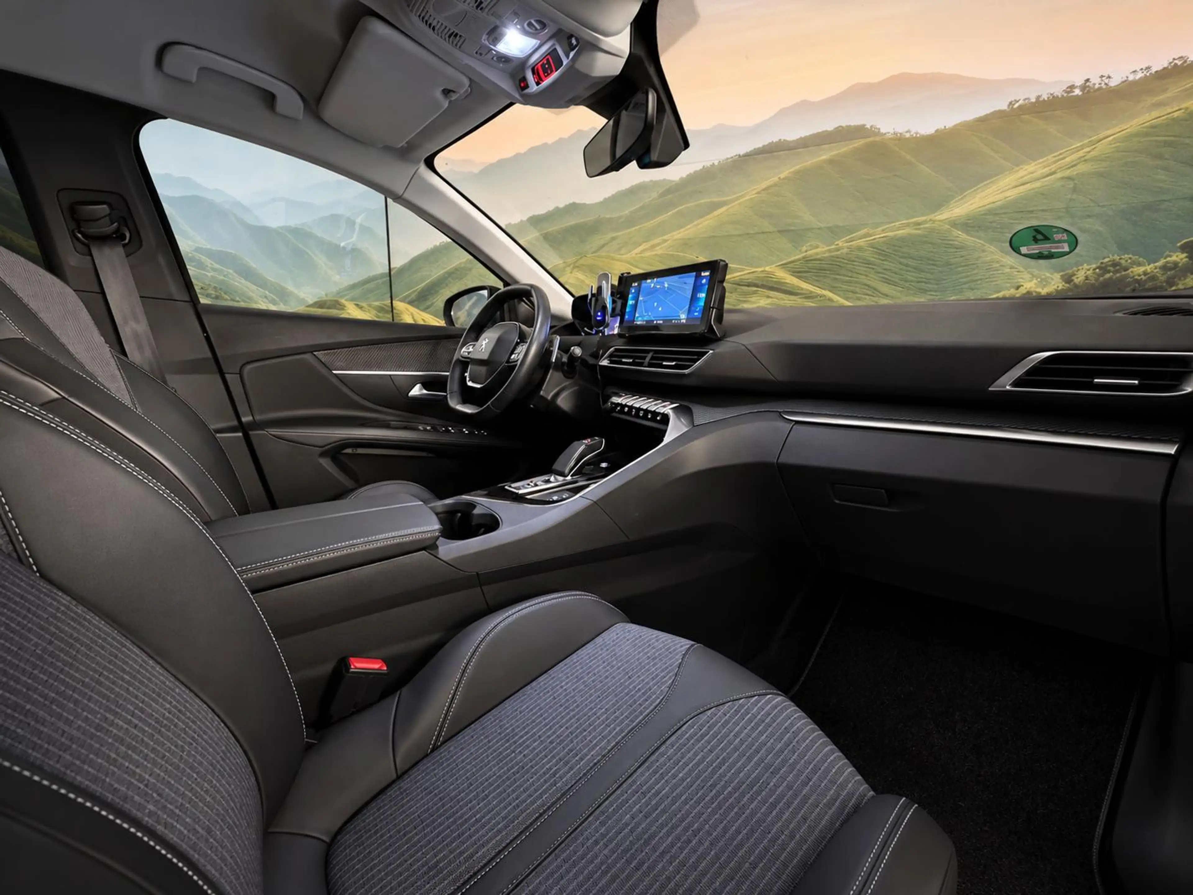 Peugeot 3008 1.6 HYbrid 225 Allure — photo 4