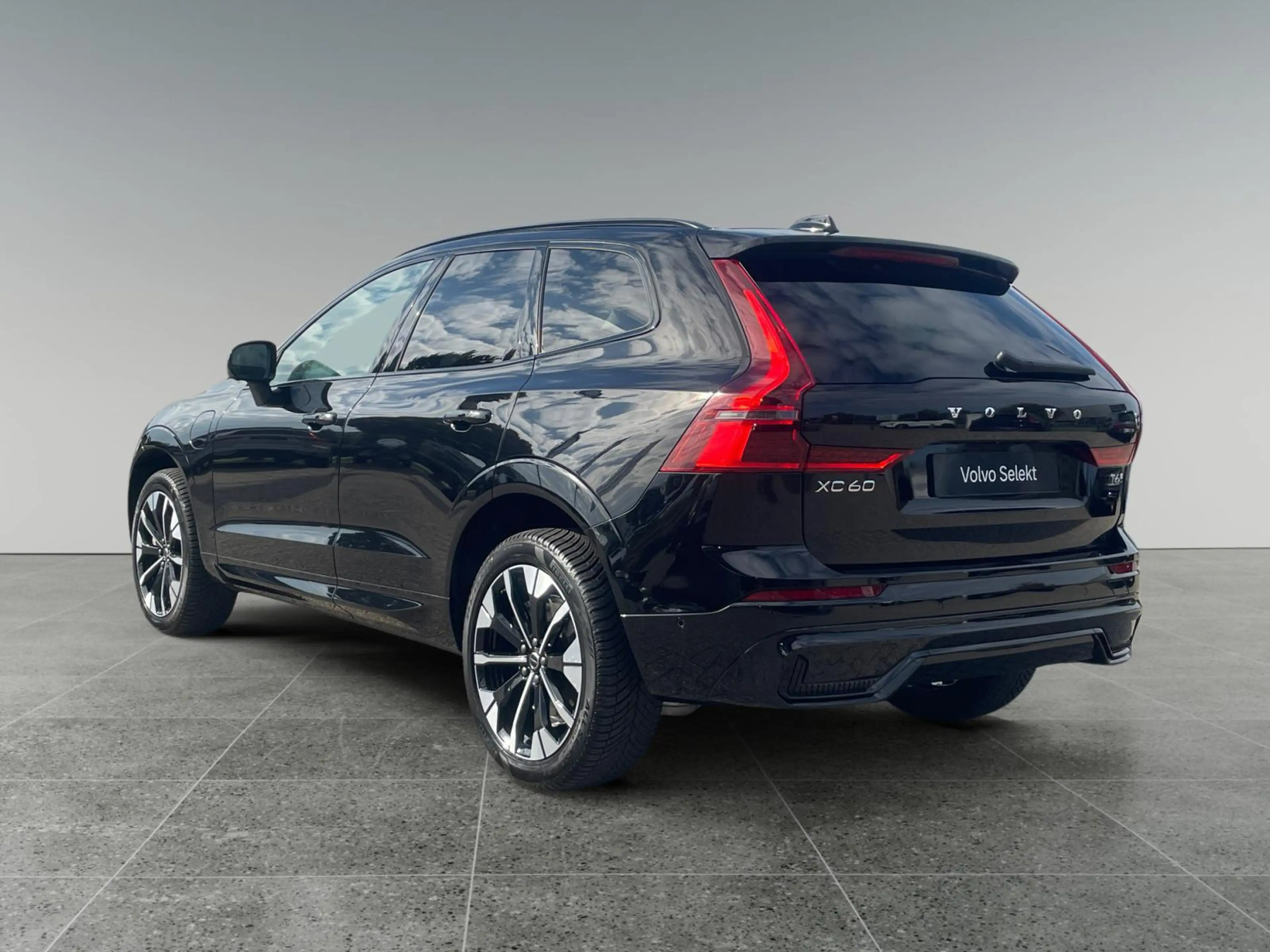Volvo XC60 2.0 T6 Plug-in hybrid AWD Ultra Dark — photo 4