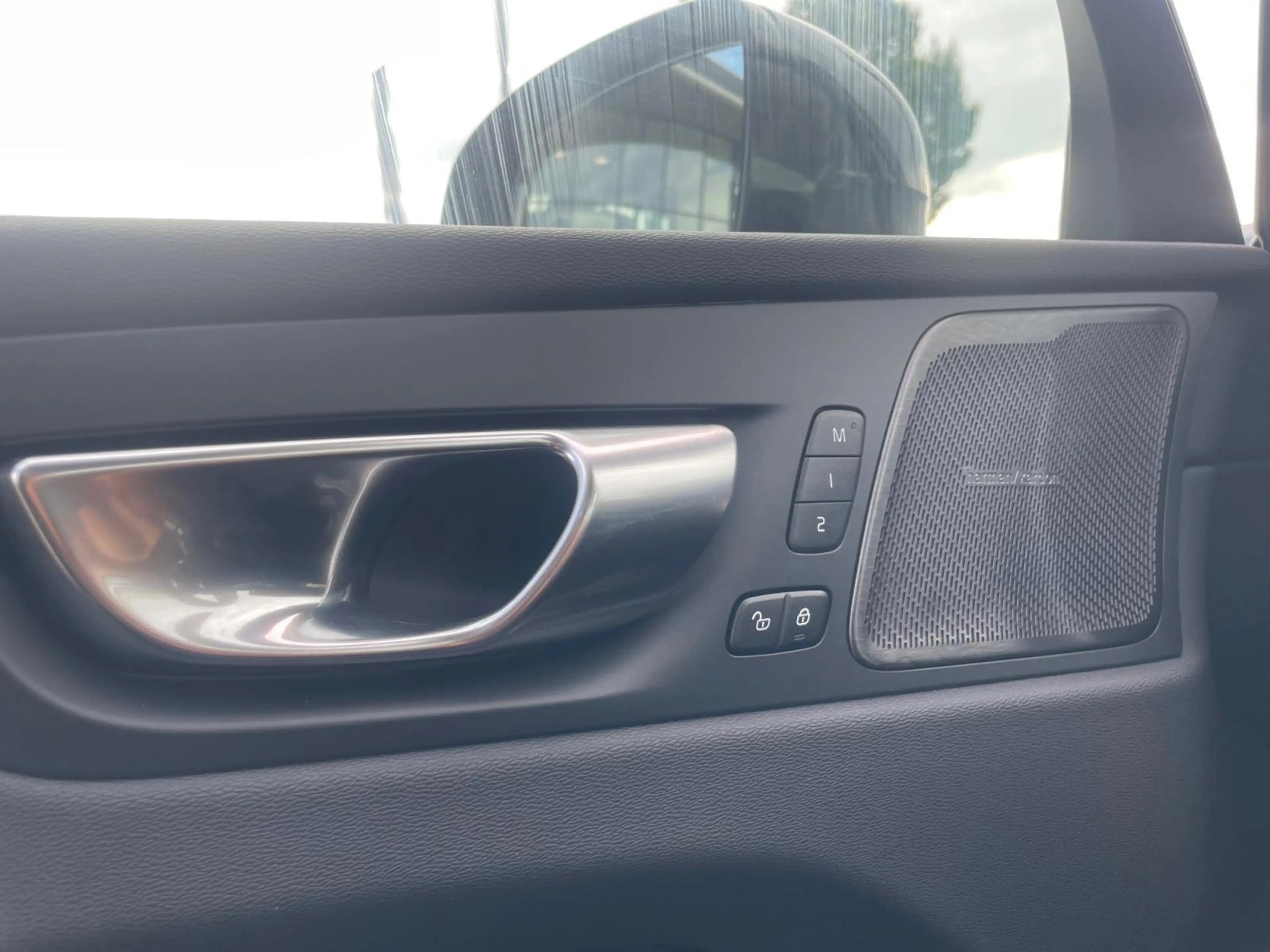 Volvo XC60 2.0 T6 Plug-in hybrid AWD Ultra Dark — photo 13