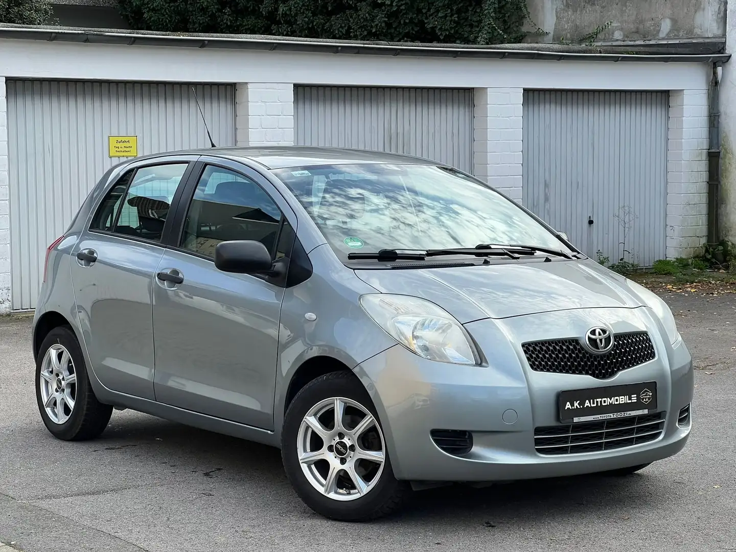 Toyota Yaris Cool 1.0*Klima*8-Fach*Export* Gris - 1
