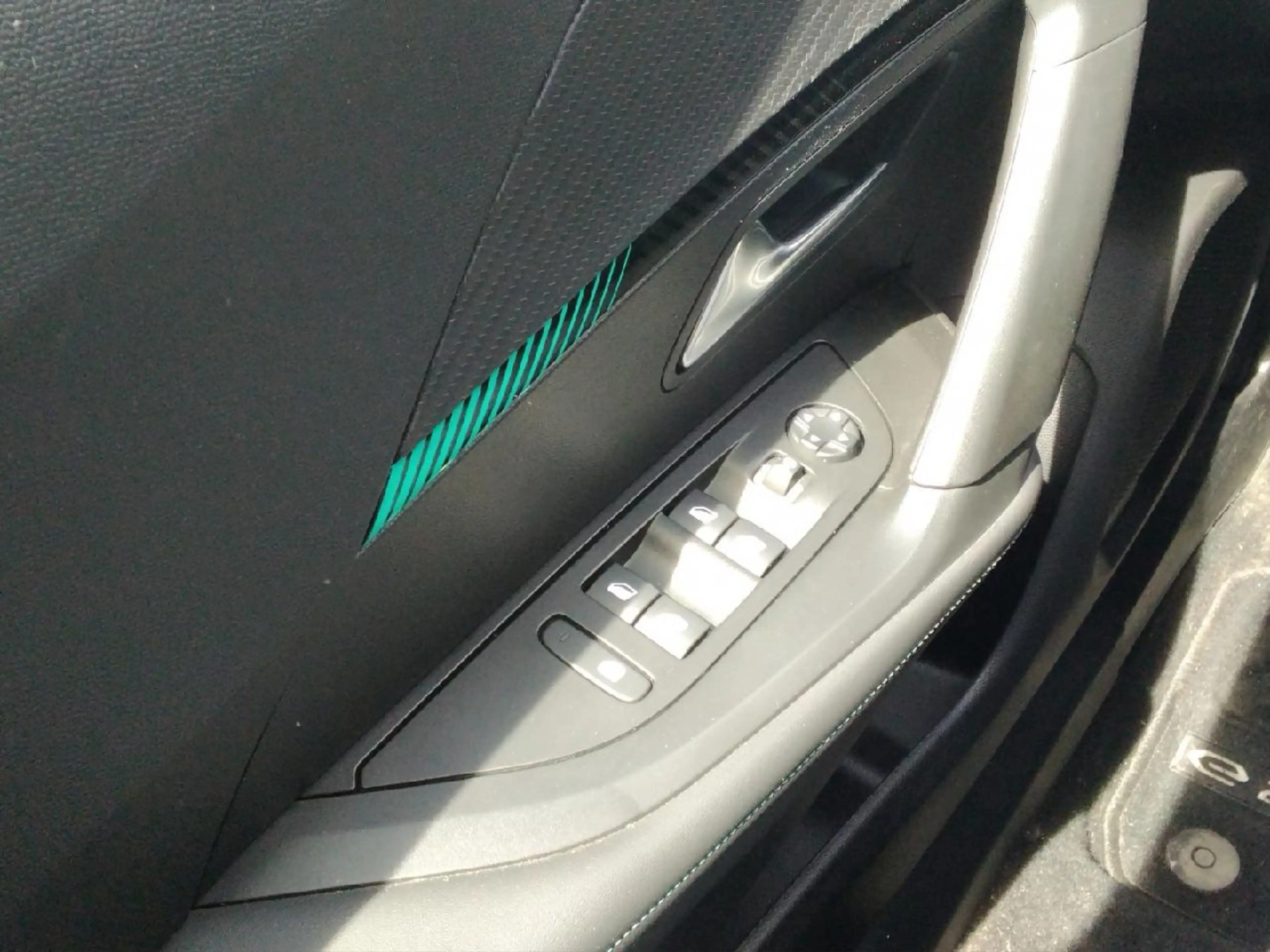 Peugeot e-2008 e- Allure Pack — photo 12