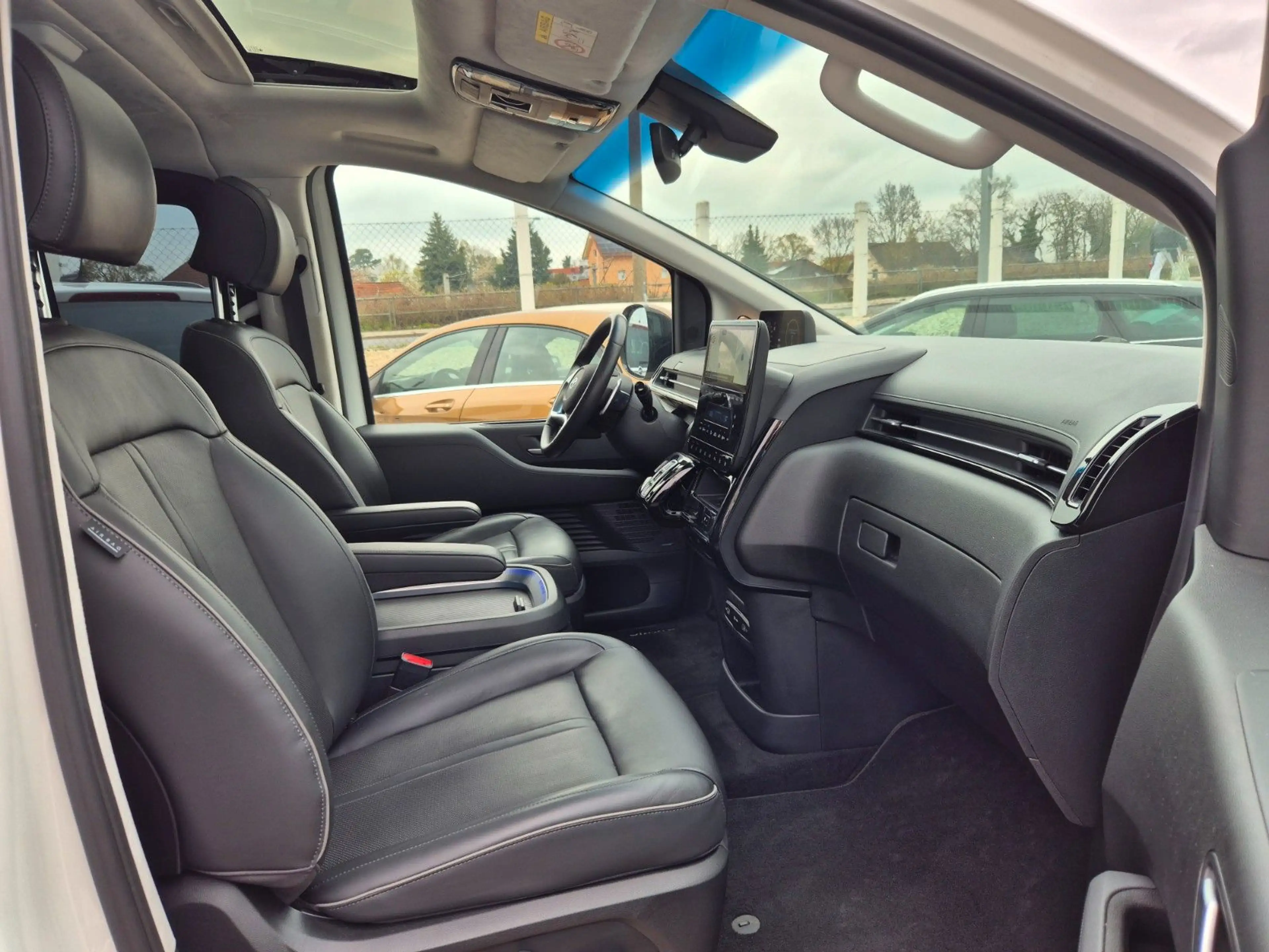 Hyundai STARIA Signature 2WD — photo 15