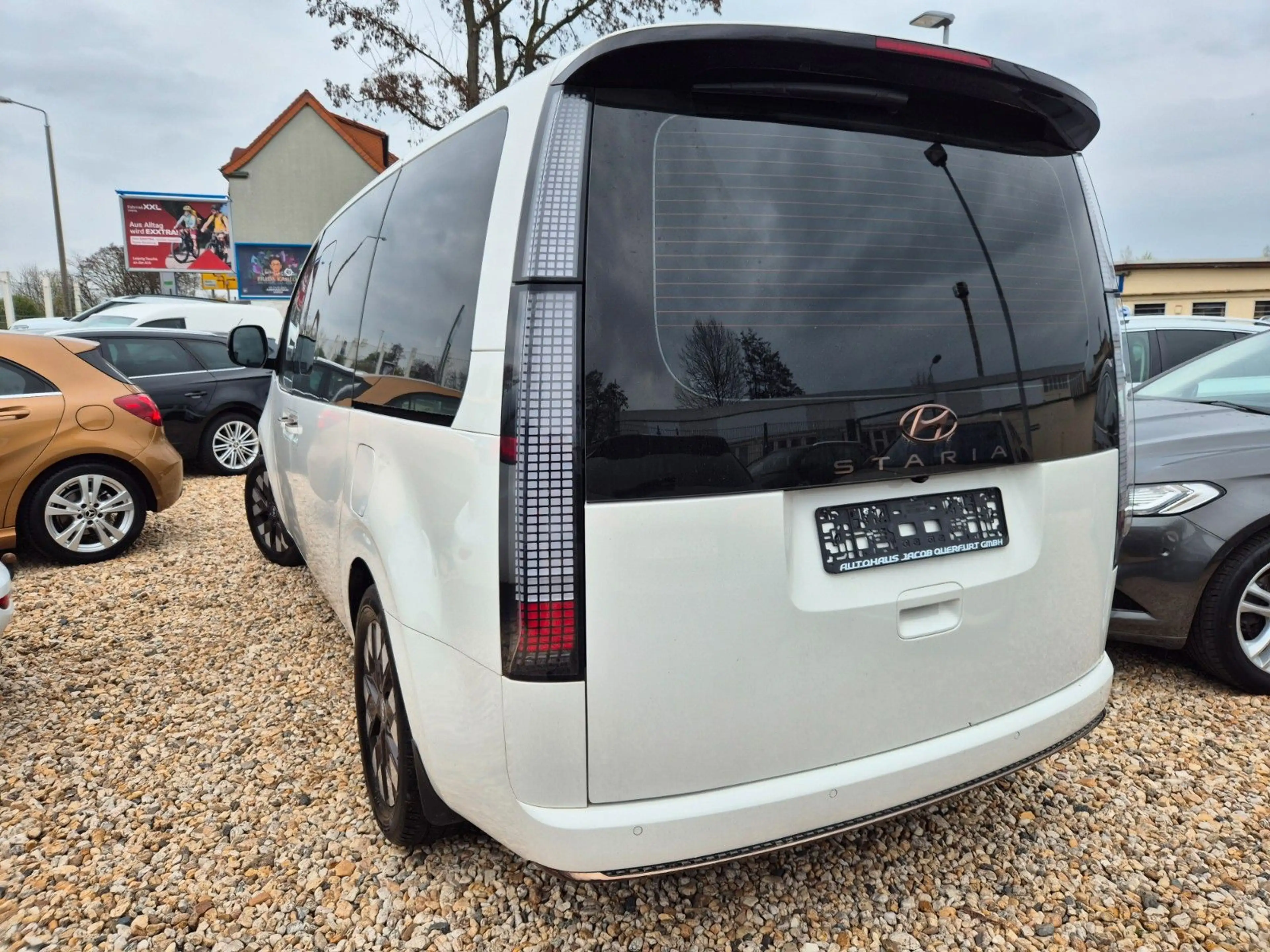 Hyundai STARIA Signature 2WD — photo 2