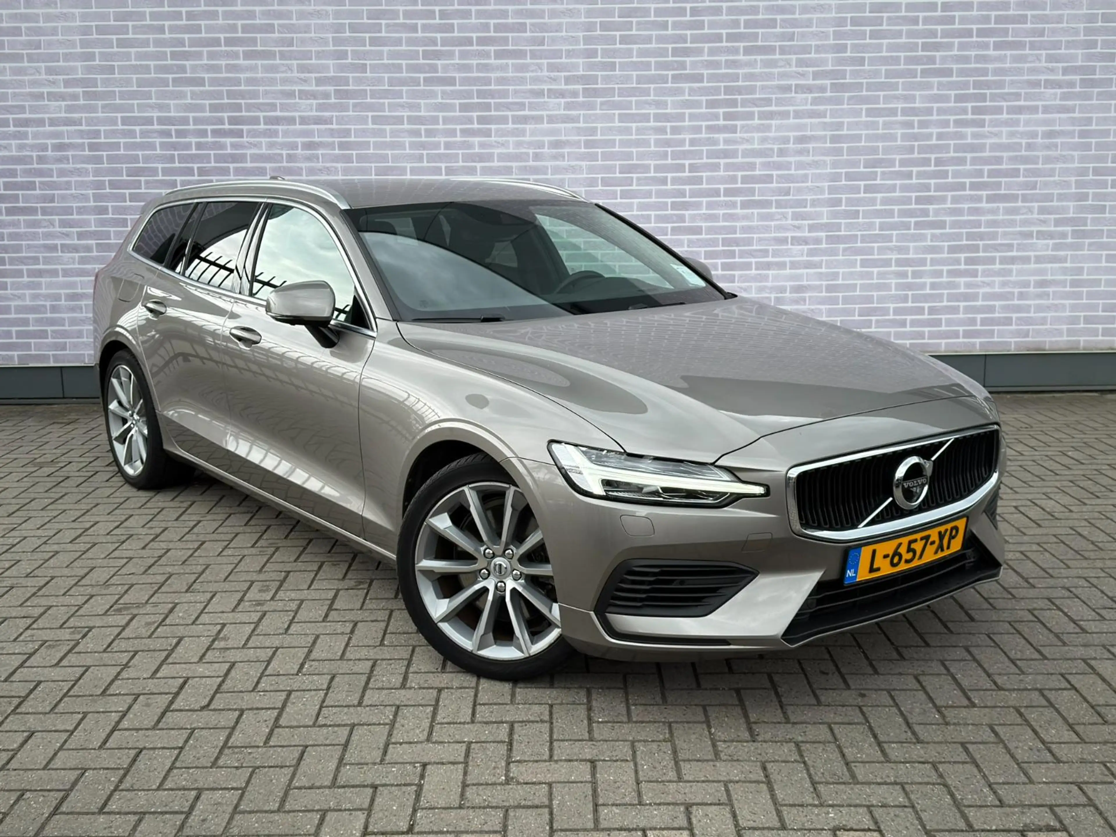 Volvo V60 2.0 T6 Twin Engine AWD Momentum Pro | Stoel/stuurv — photo 5