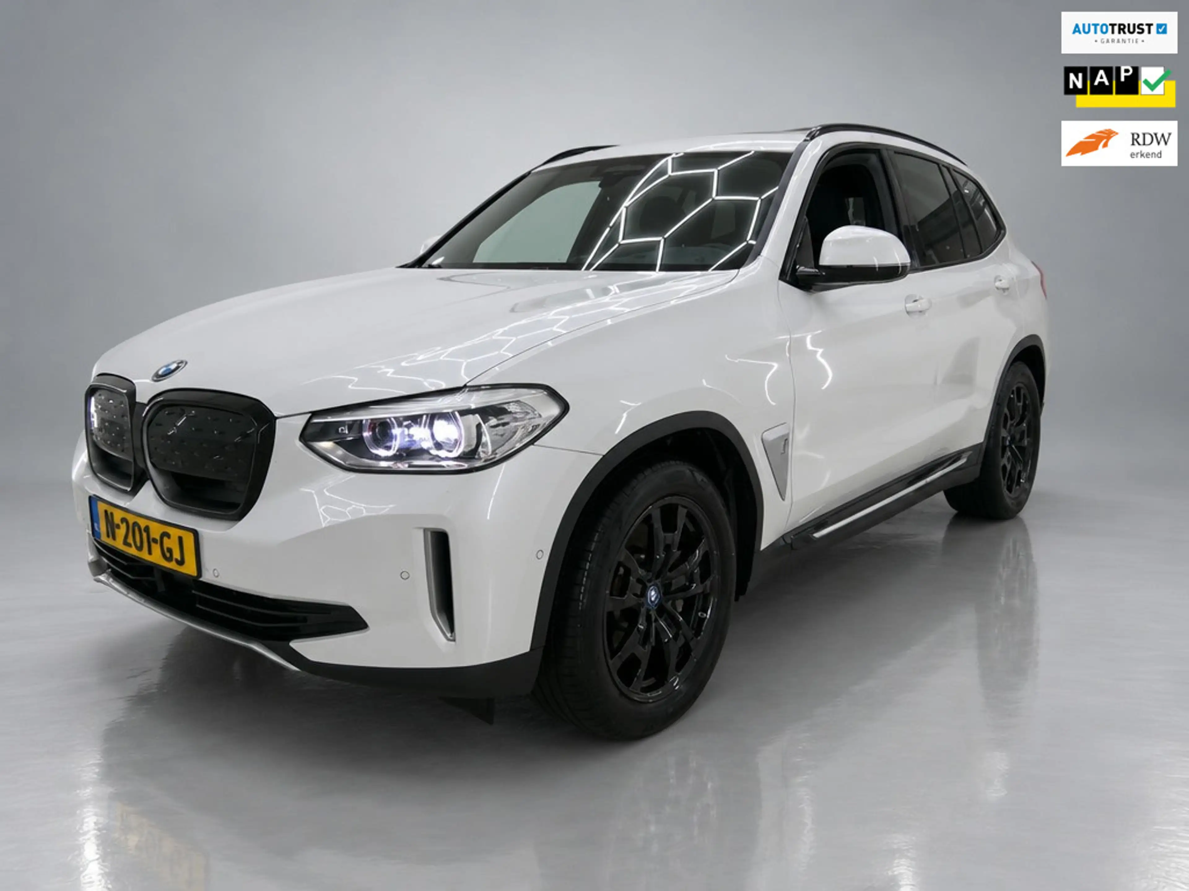 BMW iX3 Executive 80 kWh SOH 96% 3 Fase [trekhaak Panorama