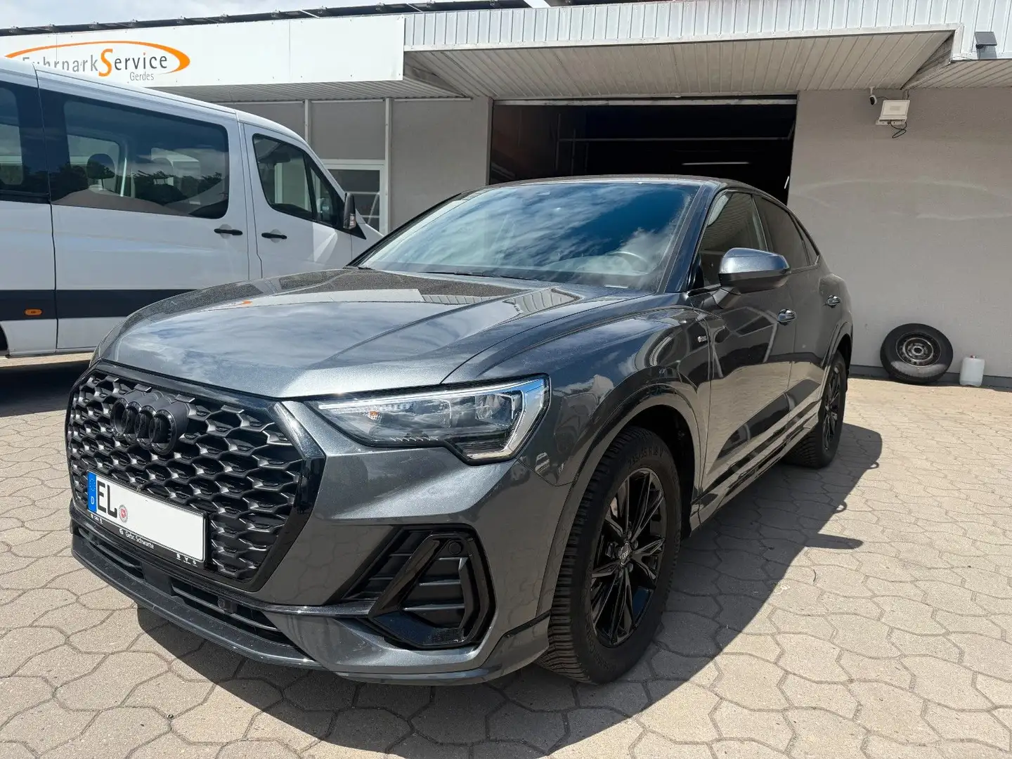 Audi Q3 Sportback 35 TFSI S line S-Tr. Garantie 08/27 Grau - 2