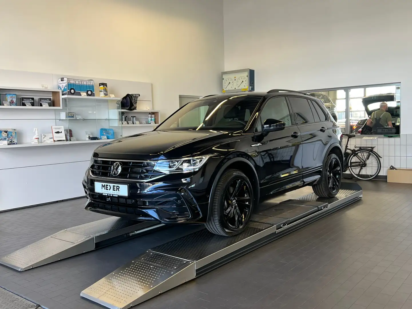 Volkswagen Tiguan R-Line 2.0 TDI DSG 4MOTION *AHK, LED, Black Style Zwart - 2
