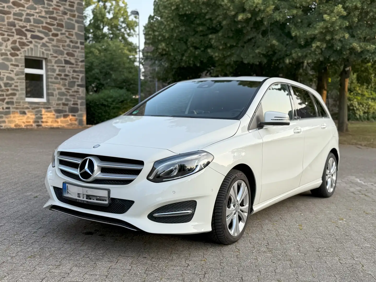 Mercedes-Benz B 180 B 180 7G-DCT Urban bijela - 1