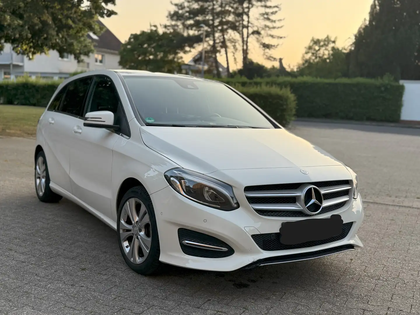 Mercedes-Benz B 180 B 180 7G-DCT Urban bijela - 2