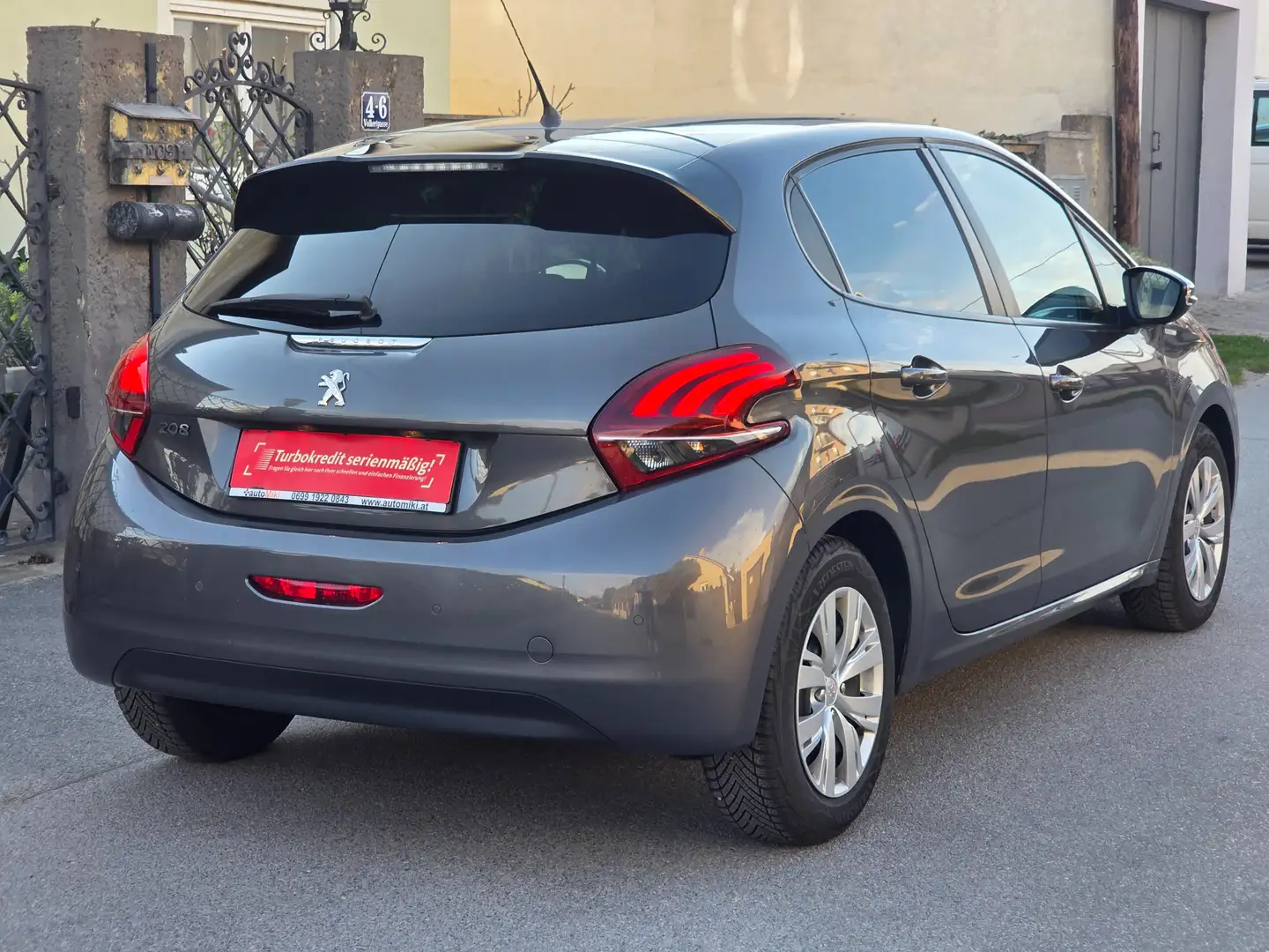 Peugeot 208 1,2 PureTech 82 Benzin 5 Türig Grau - 2