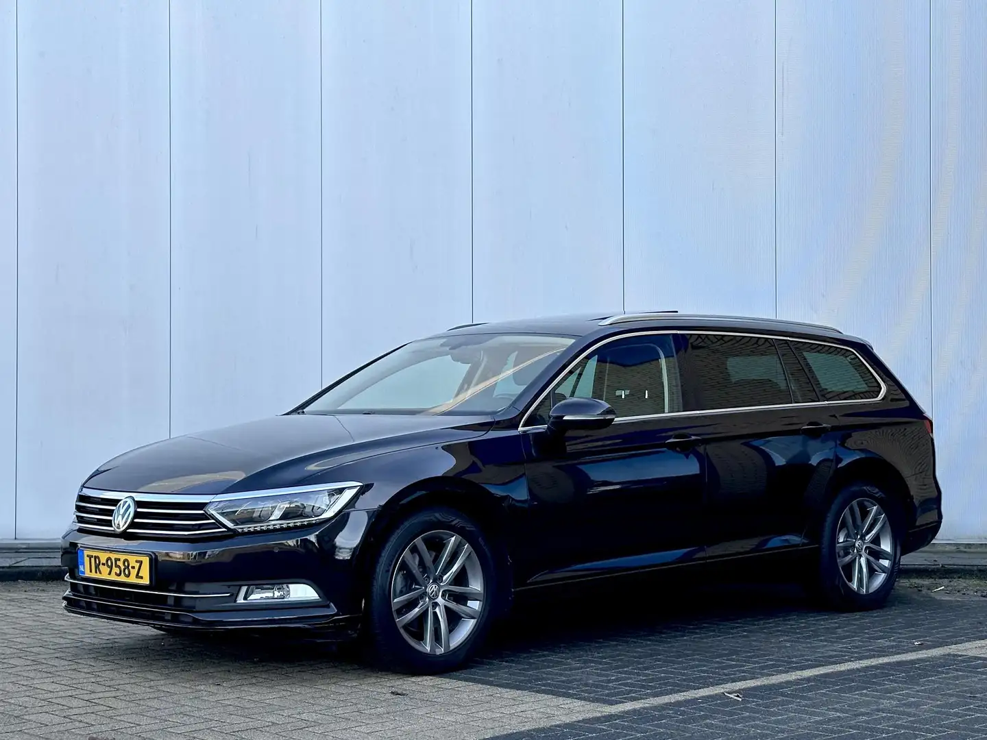 Volkswagen Passat Variant 1.4 TSI ACT Highline l Pano l LED l Schwarz - 1