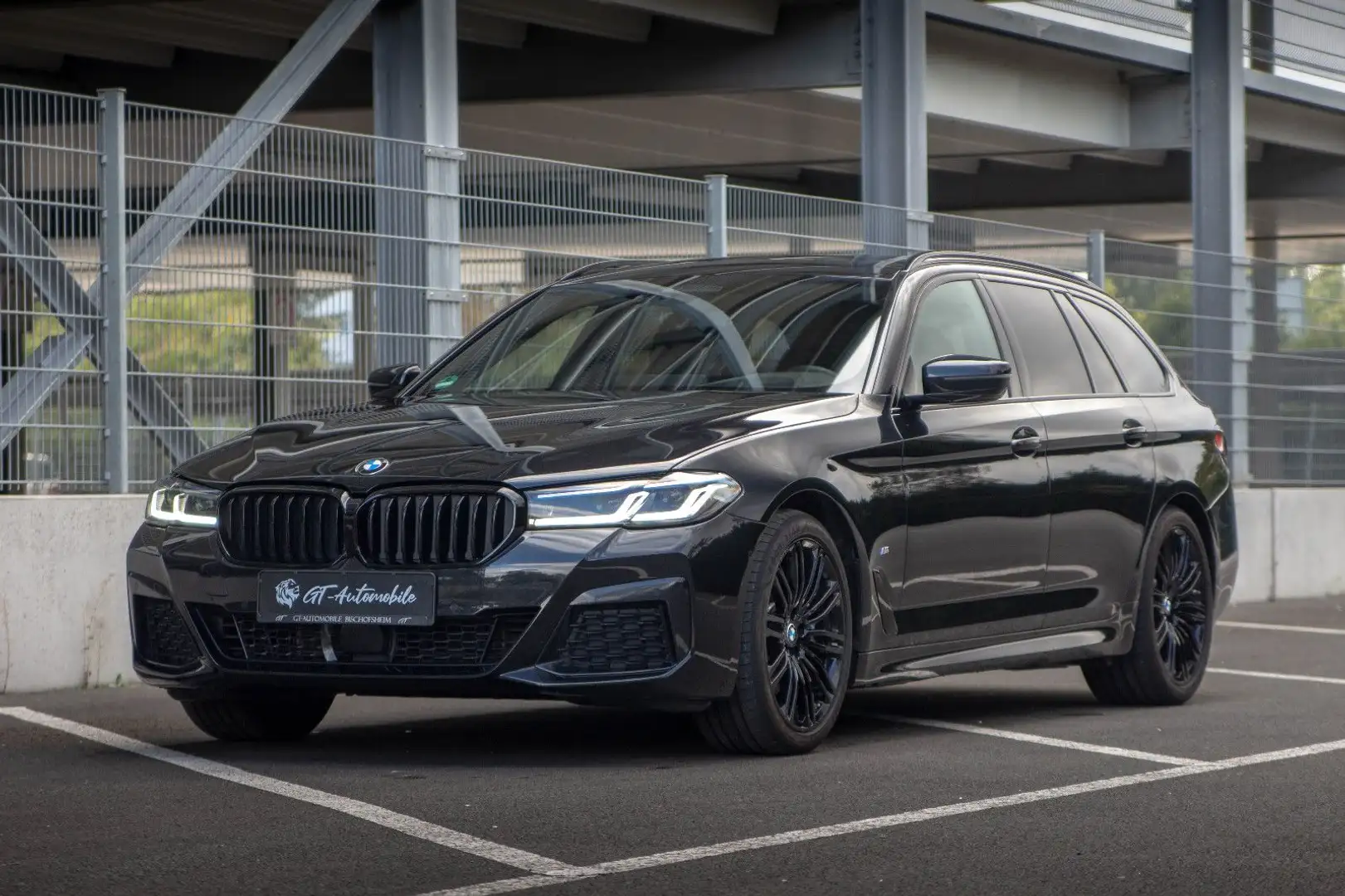 BMW 530 i T xDrive*M Sport*PANO*KAM*HUD*LASER*U-FREI! Noir - 1