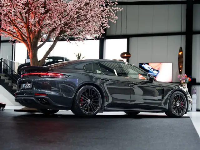 Porsche Panamera view 4