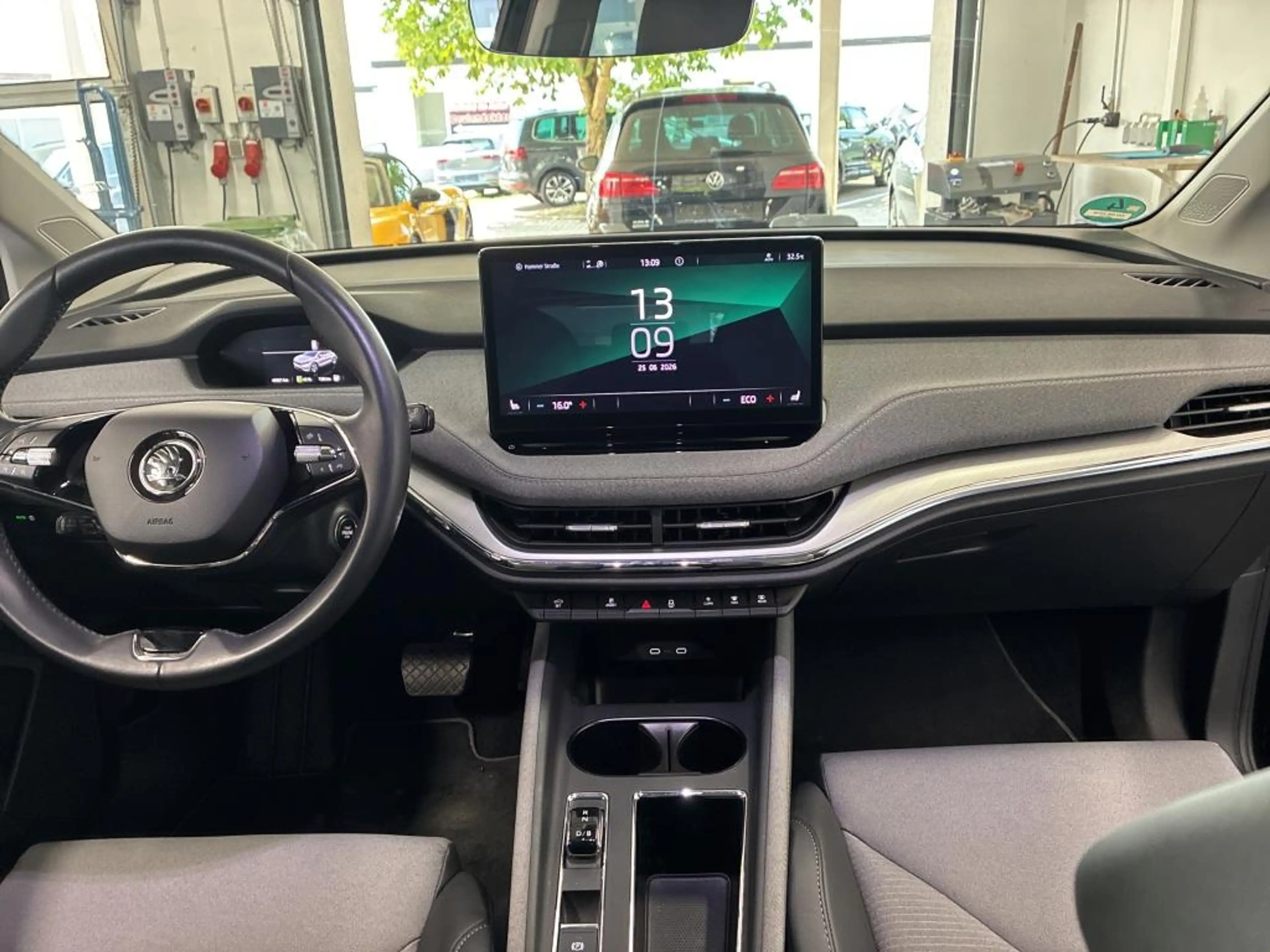 Skoda Enyaq iV 62kWh LOFT +AHK +RKAM +LED +NAVI +ACC +LM +SHZ — photo 7
