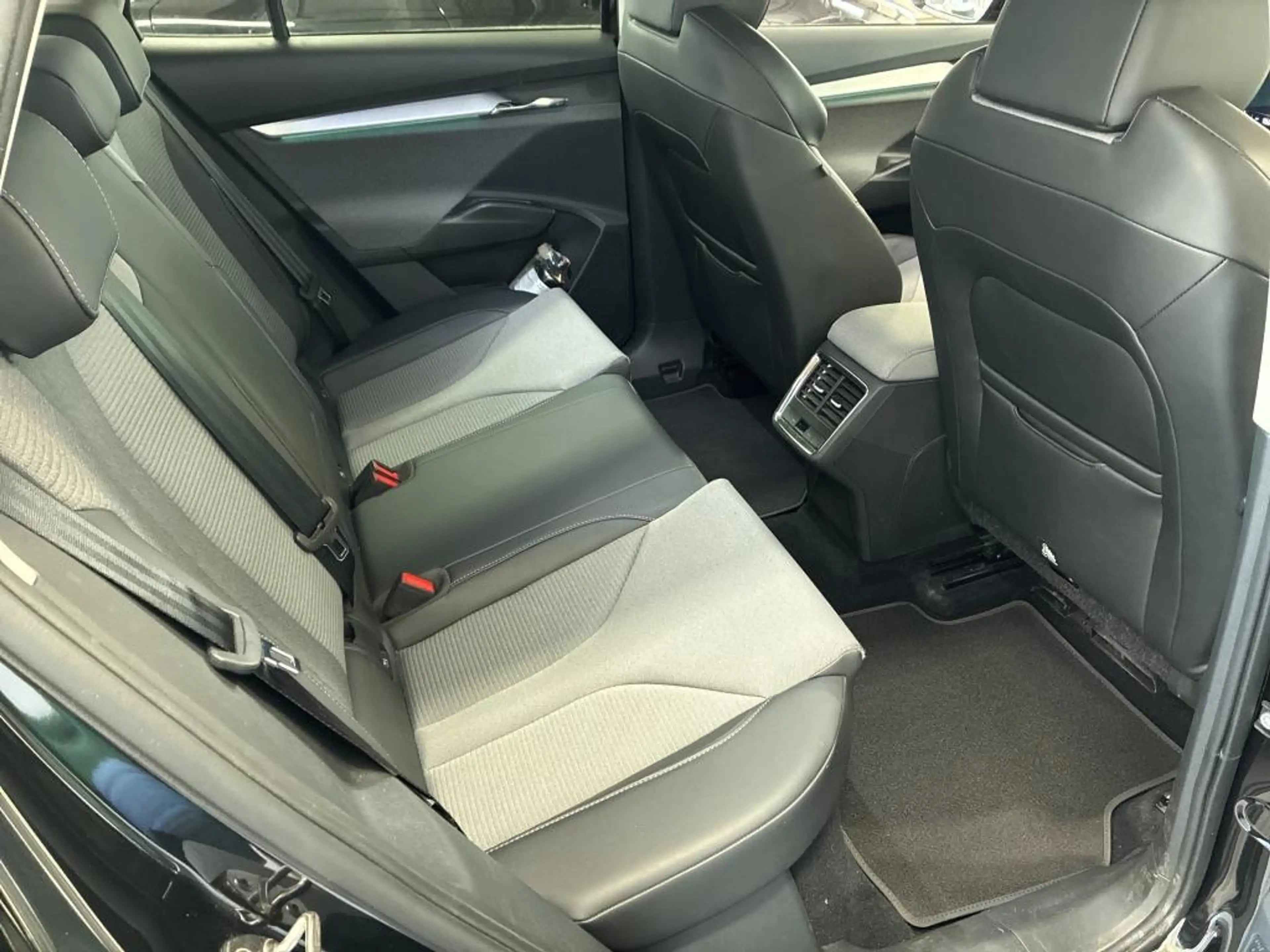 Skoda Enyaq iV 62kWh LOFT +AHK +RKAM +LED +NAVI +ACC +LM +SHZ — photo 9