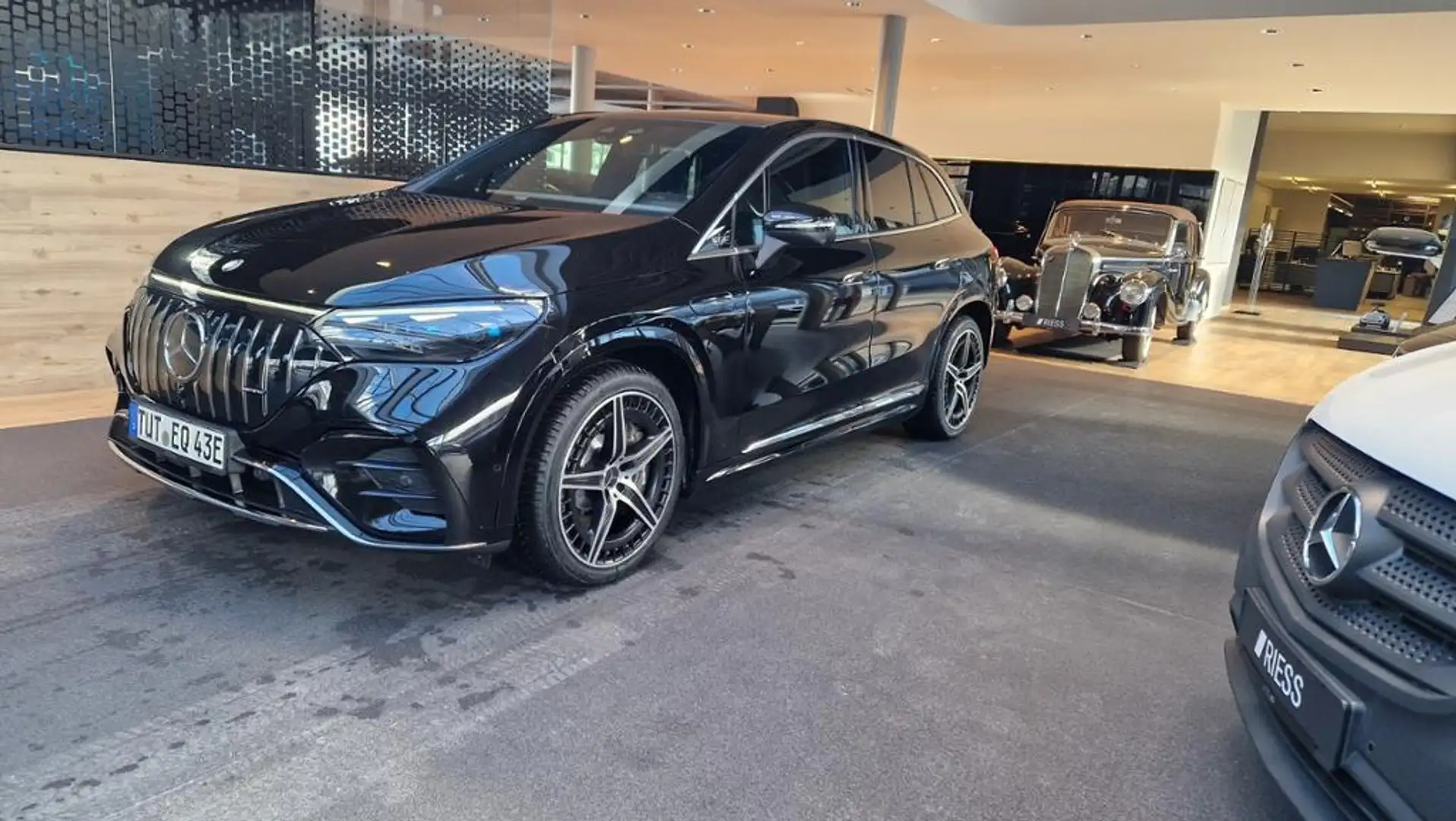 Mercedes-Benz EQE 43 AMG  4M SUV PANO+AIRMATIC+360°+HANDS-FREE+ Schwarz - 1