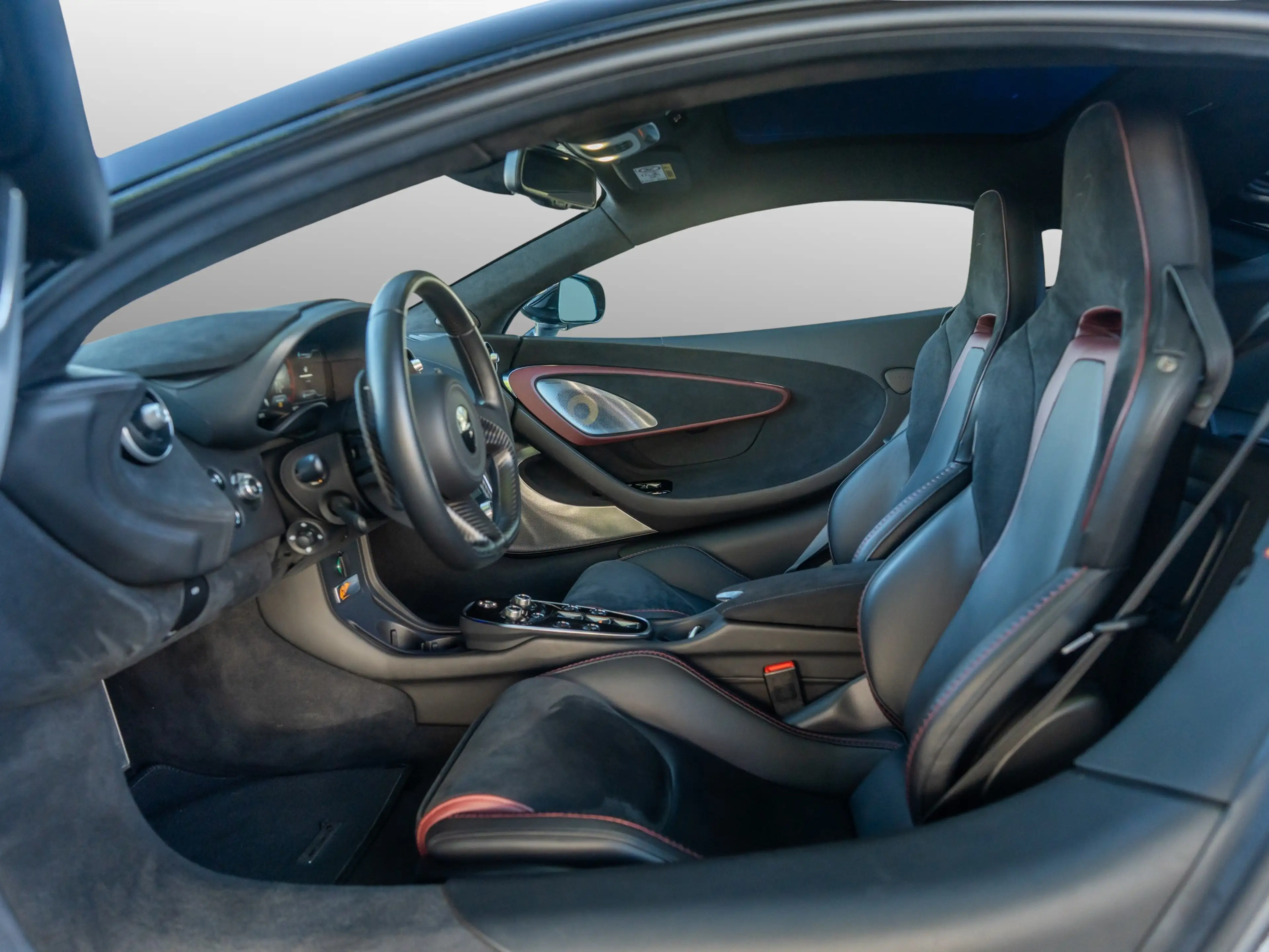 McLaren GTS Perform. | B&W | Carbon | Electrochr. Roof — photo 10