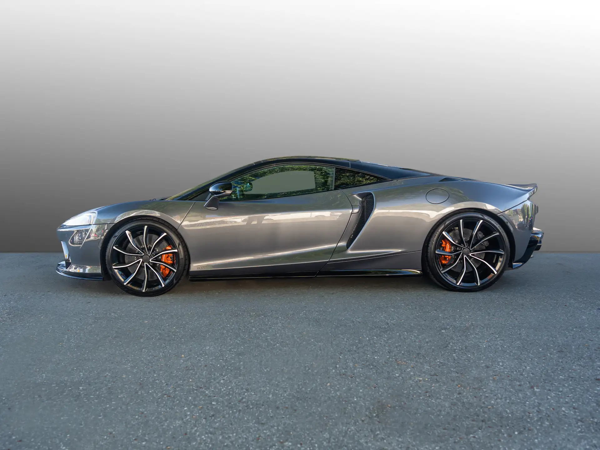 맥라렌 GTS 2025 건메탈 사진 3