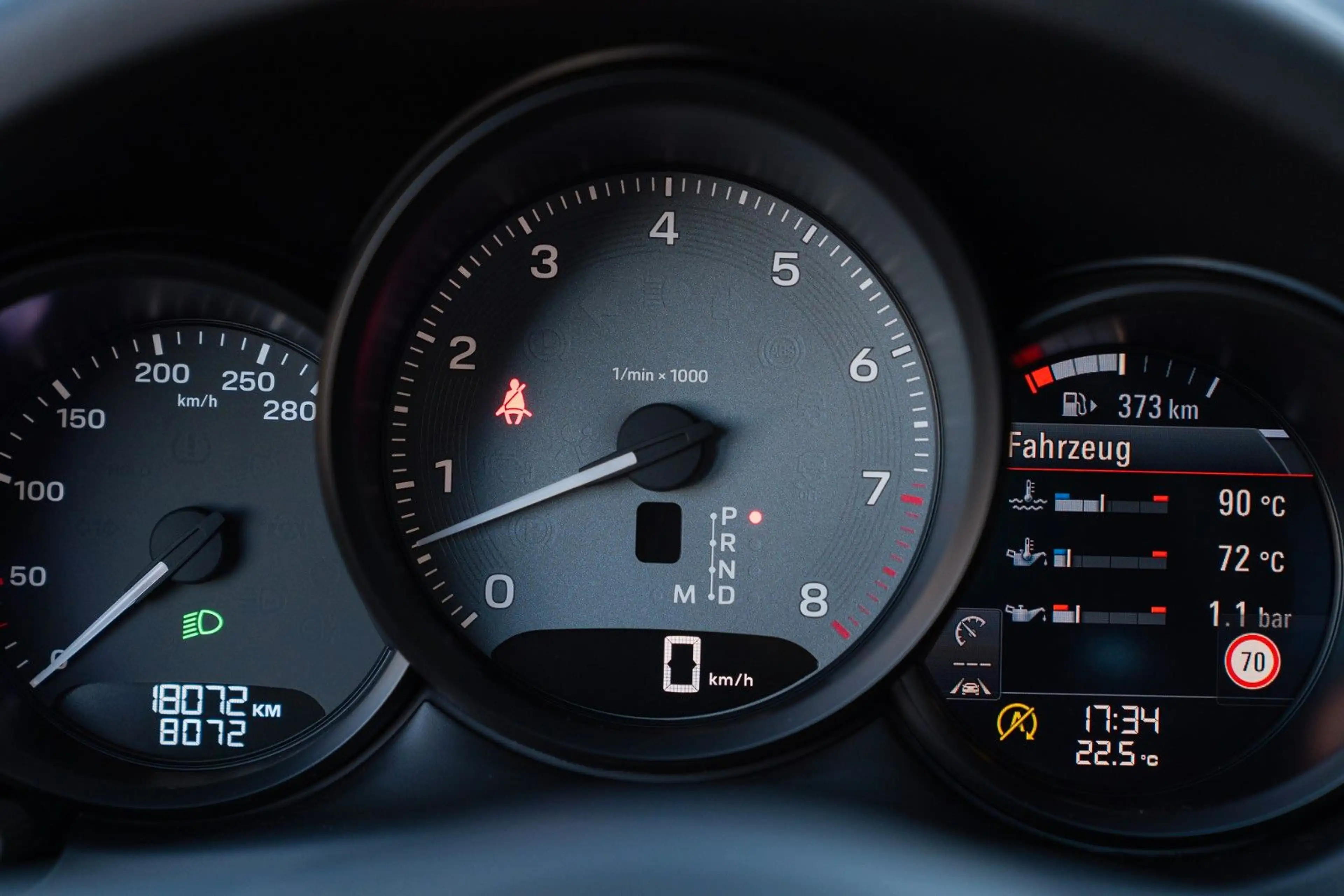 Porsche Macan S — photo 13