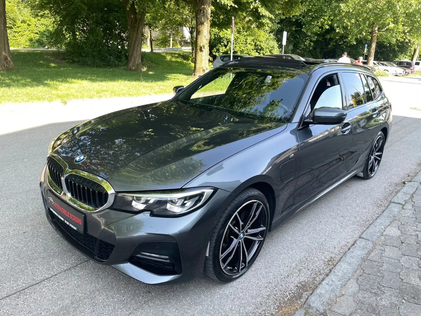BMW 320 i e xDrive M Sport*Pano*Harman Kardon*Nav*Kam Grau - 1