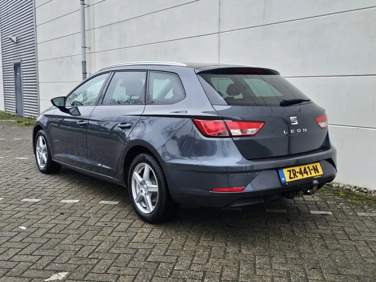 SEAT Leon ST 1.6 TDI 116pk EX-BPM/BTW |Airco|Navi|ACC| Grijs - 2