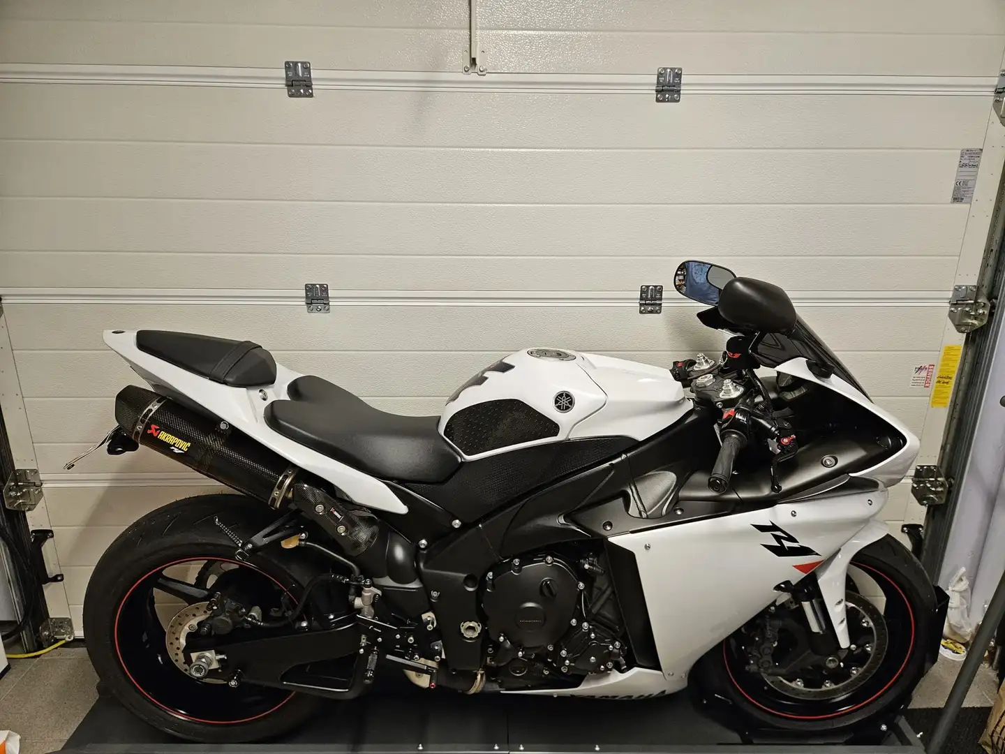 Yamaha YZF-R1 Білий - 1