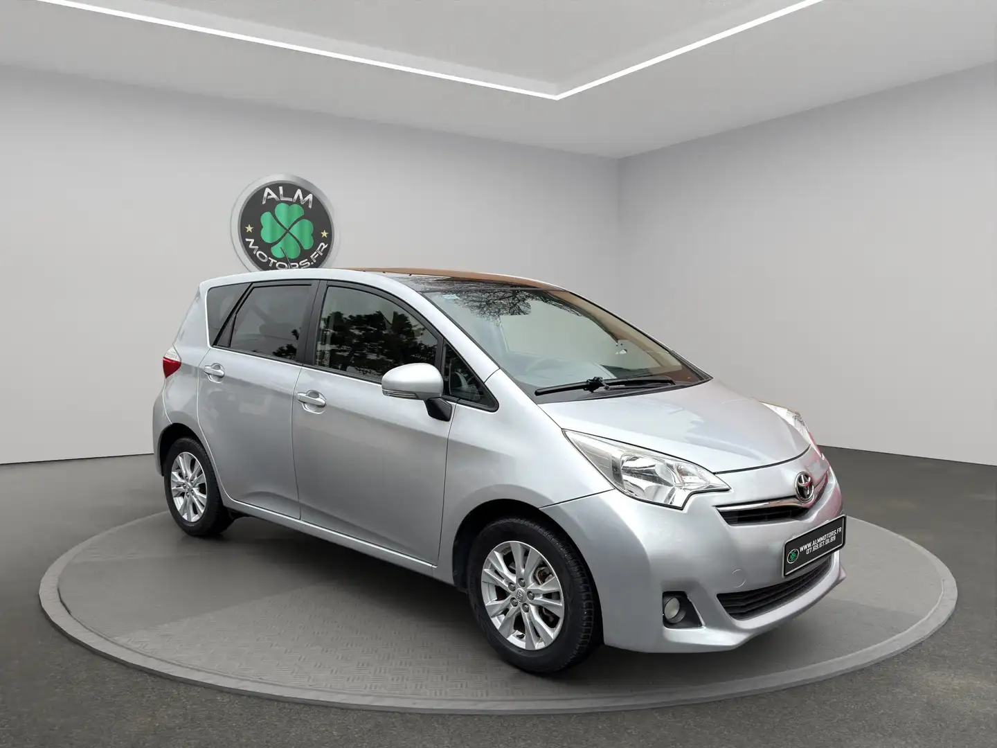 Toyota Verso-S Verso-S 100 VVT-i Dynamic MultiDrive S Gris - 1