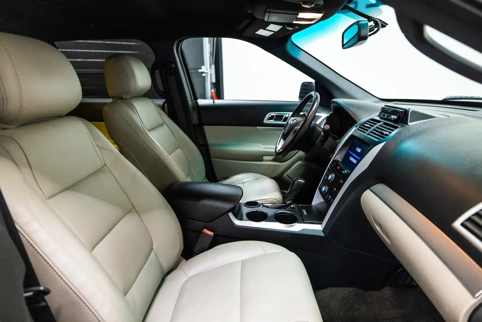 Ford Explorer XLT Ecoboost 7 Persoonsuitvoering Dealer auto Zwart - 2