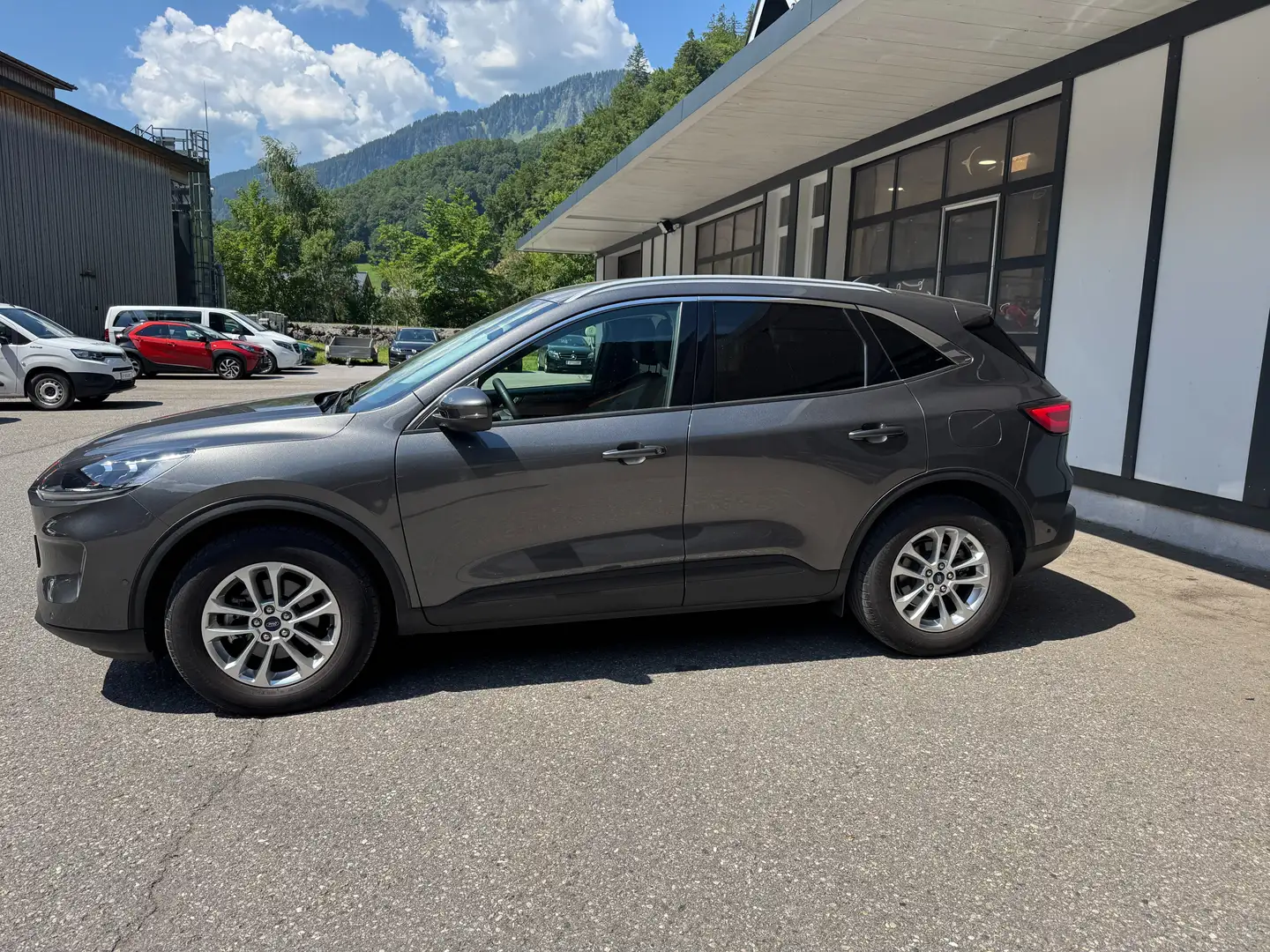 Ford Kuga 2,0 EcoBlue AWD Titanium X Aut. Grau - 2