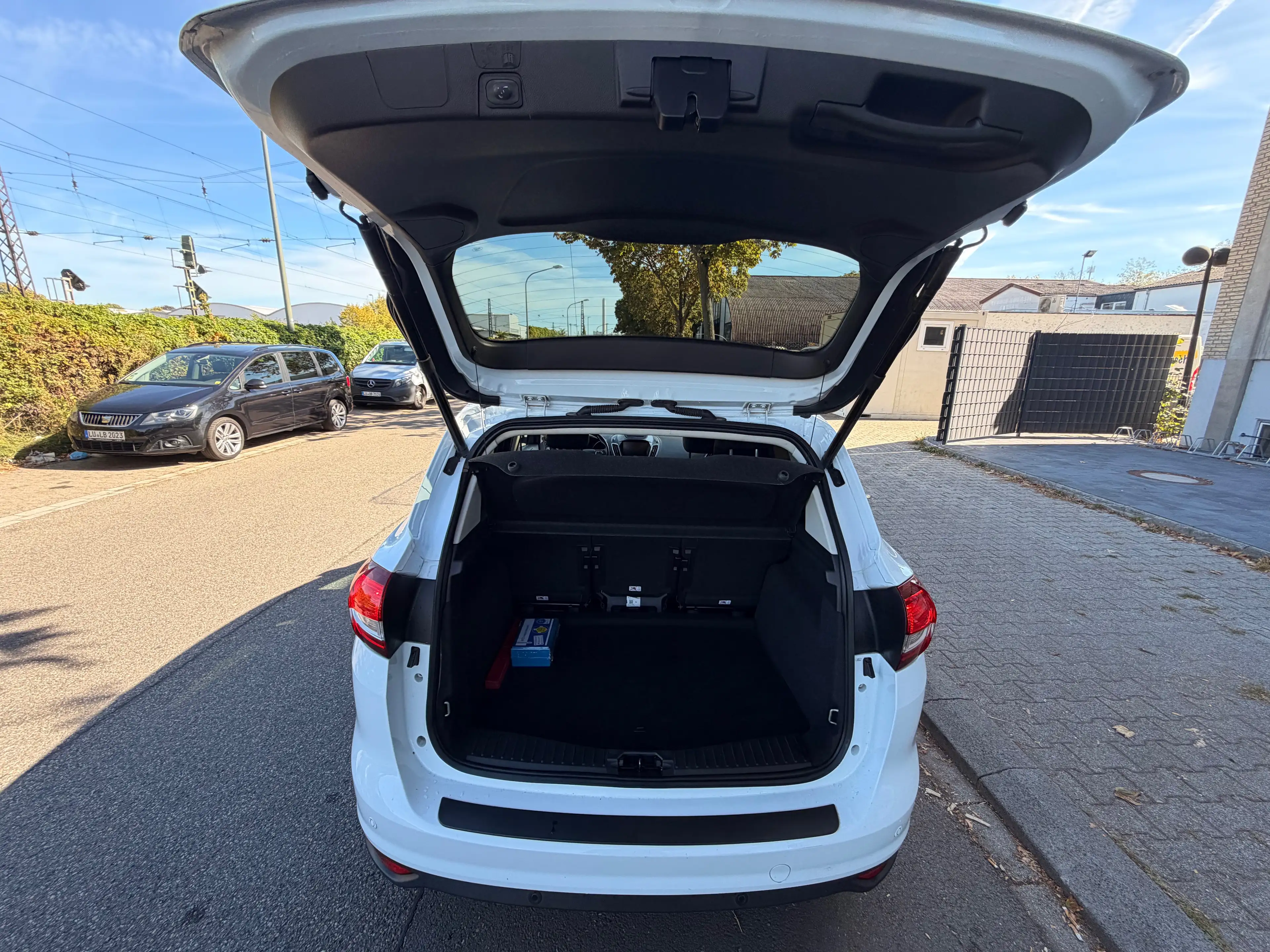 Ford C-Max Titanium/LED/Keyless/Navi/Pano/Neu-Tüv — photo 8
