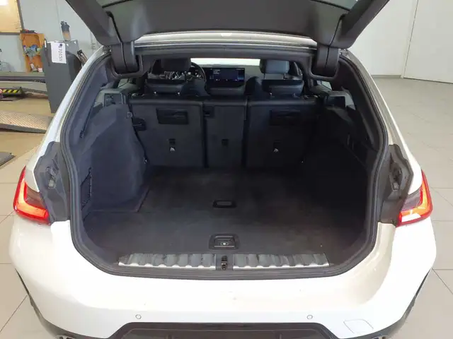 BMW 3 Series view 9