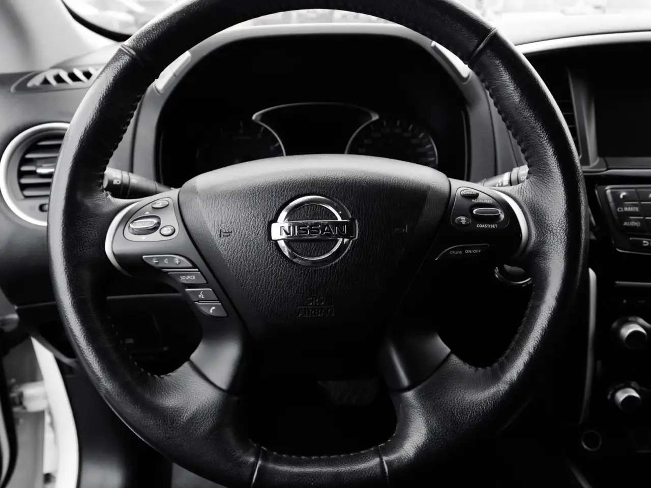 Nissan Pathfinder снимка Nissan Pathfinder