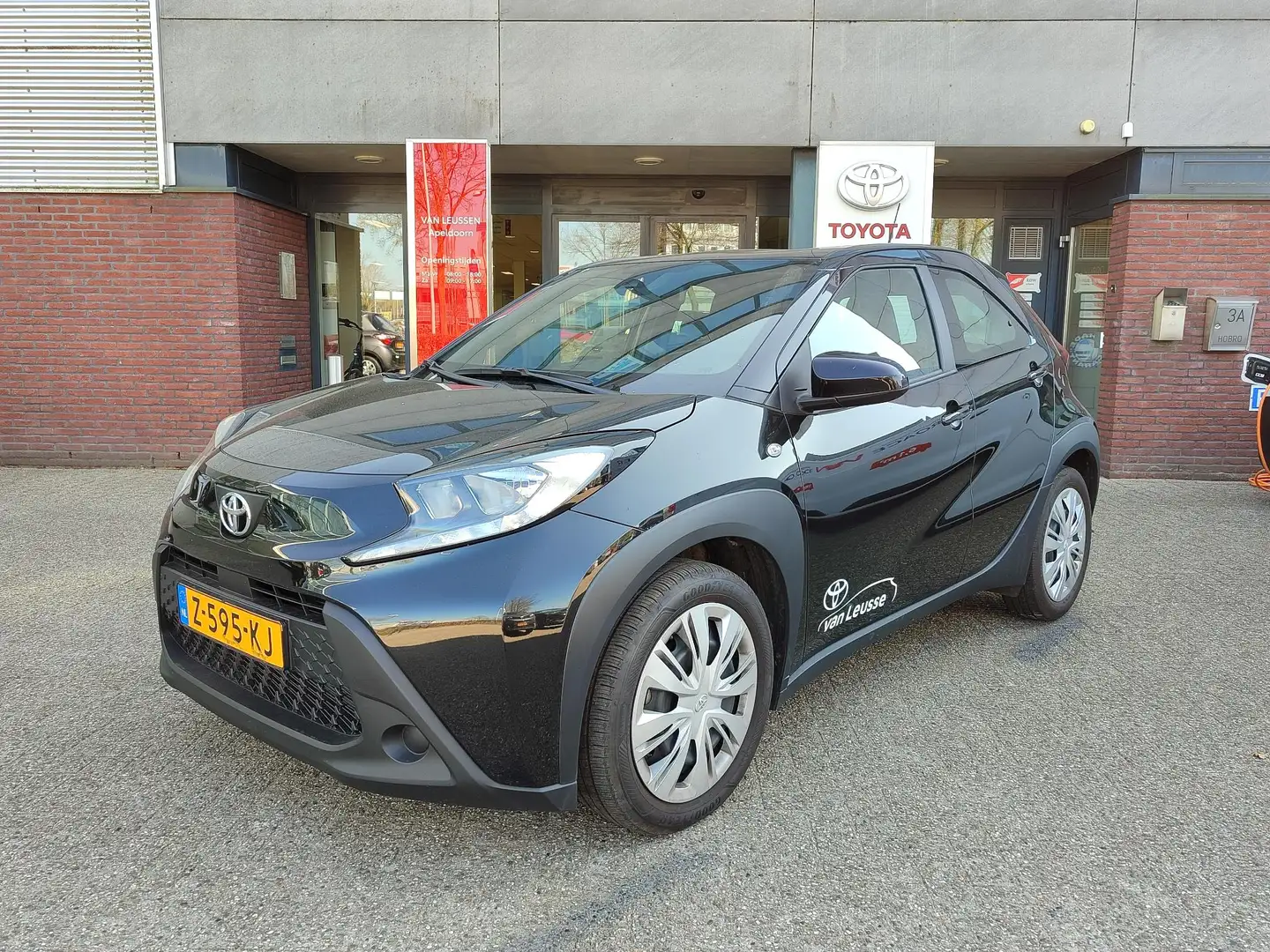 Toyota Aygo X PLAY NL-AUTO APPLE/ANDROID DAB+ AD-CRUISE CAMERA A Zwart - 1
