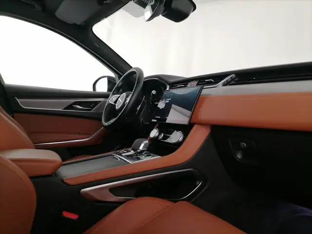 Jaguar F-Pace view 10