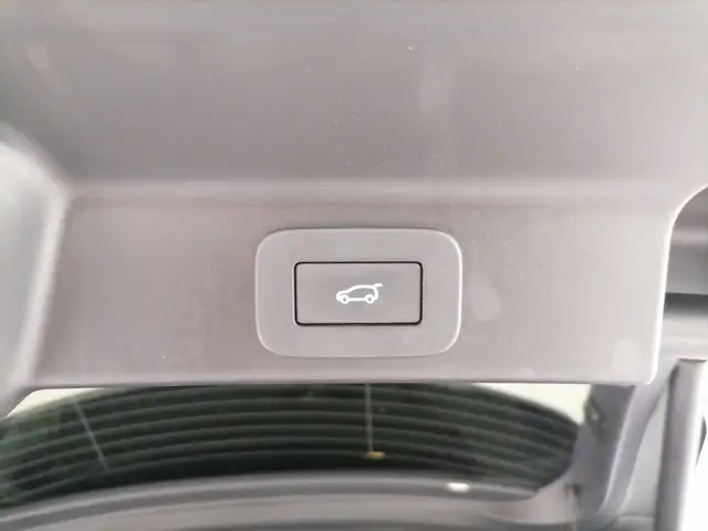 Jaguar F-Pace view 12