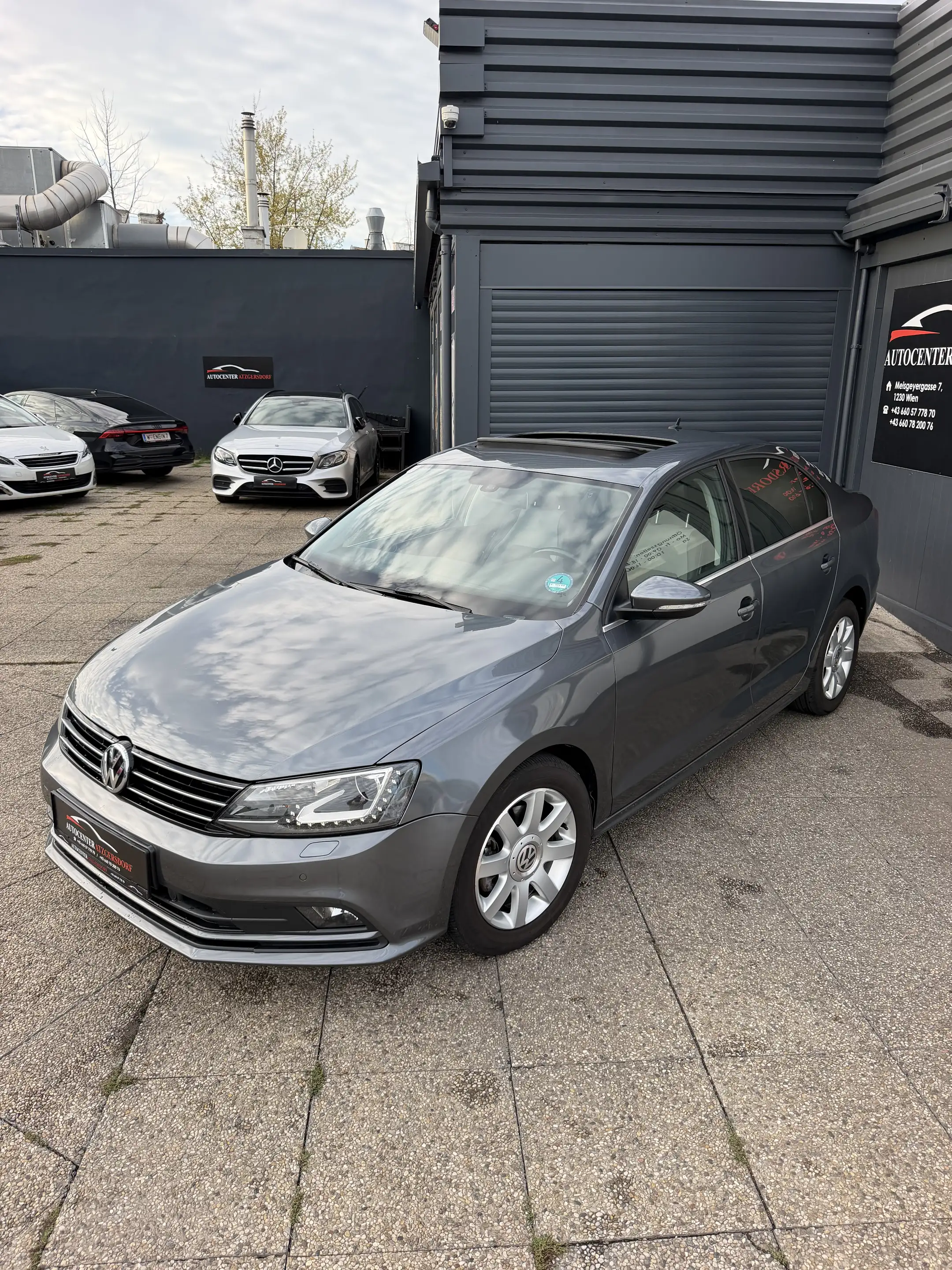 Volkswagen Jetta — photo 2