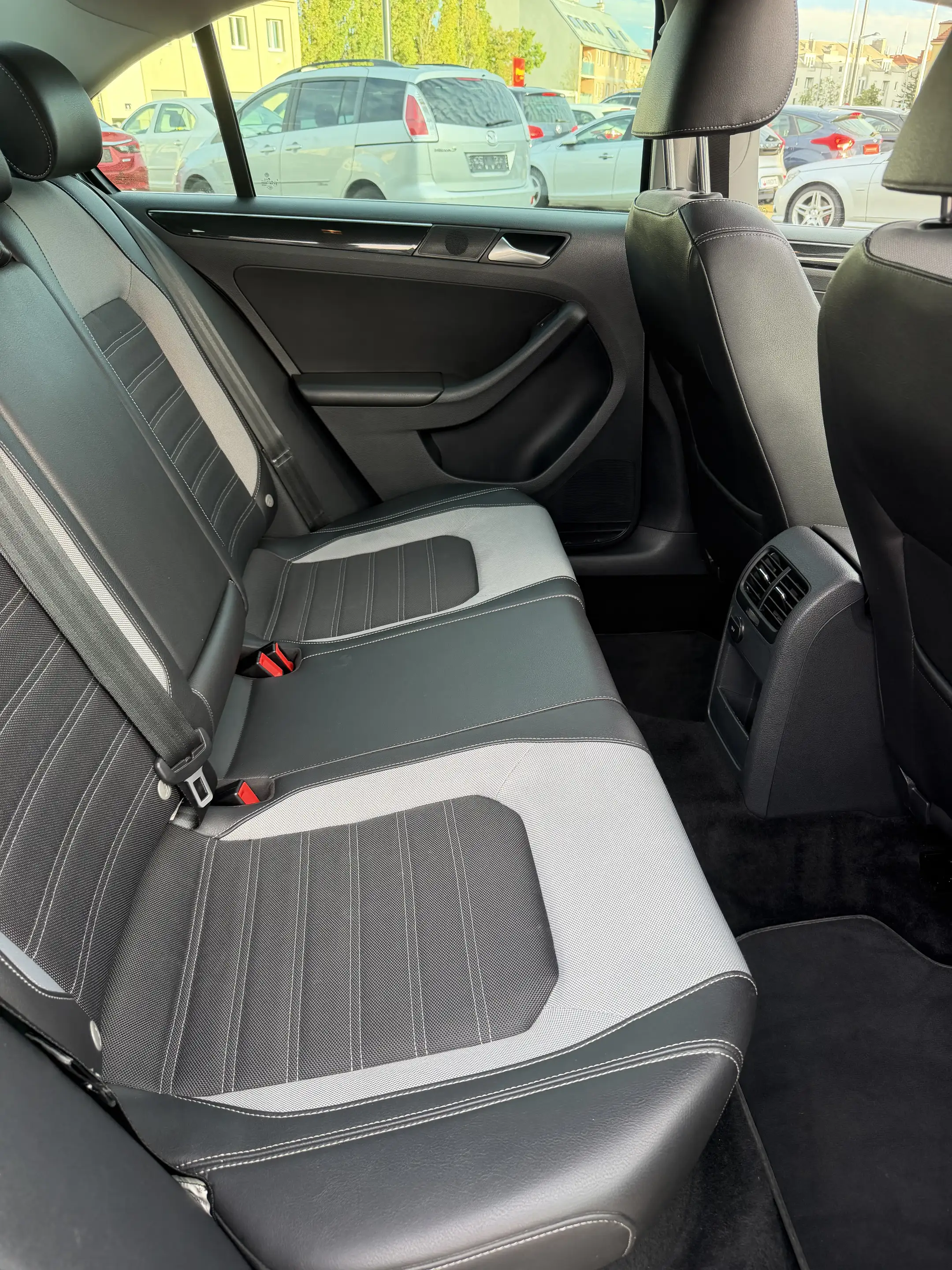 Volkswagen Jetta — photo 11