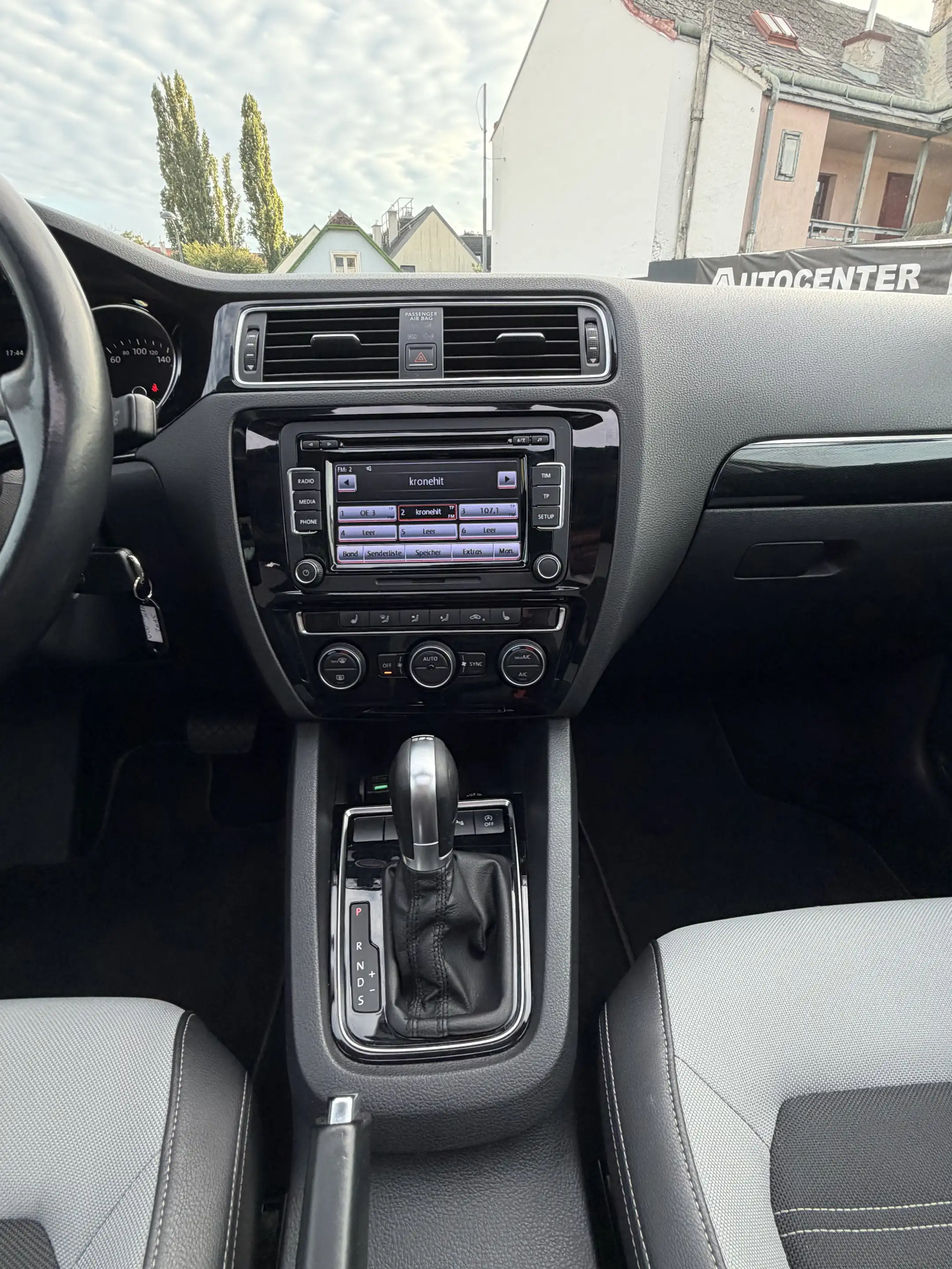 Volkswagen Jetta — photo 15