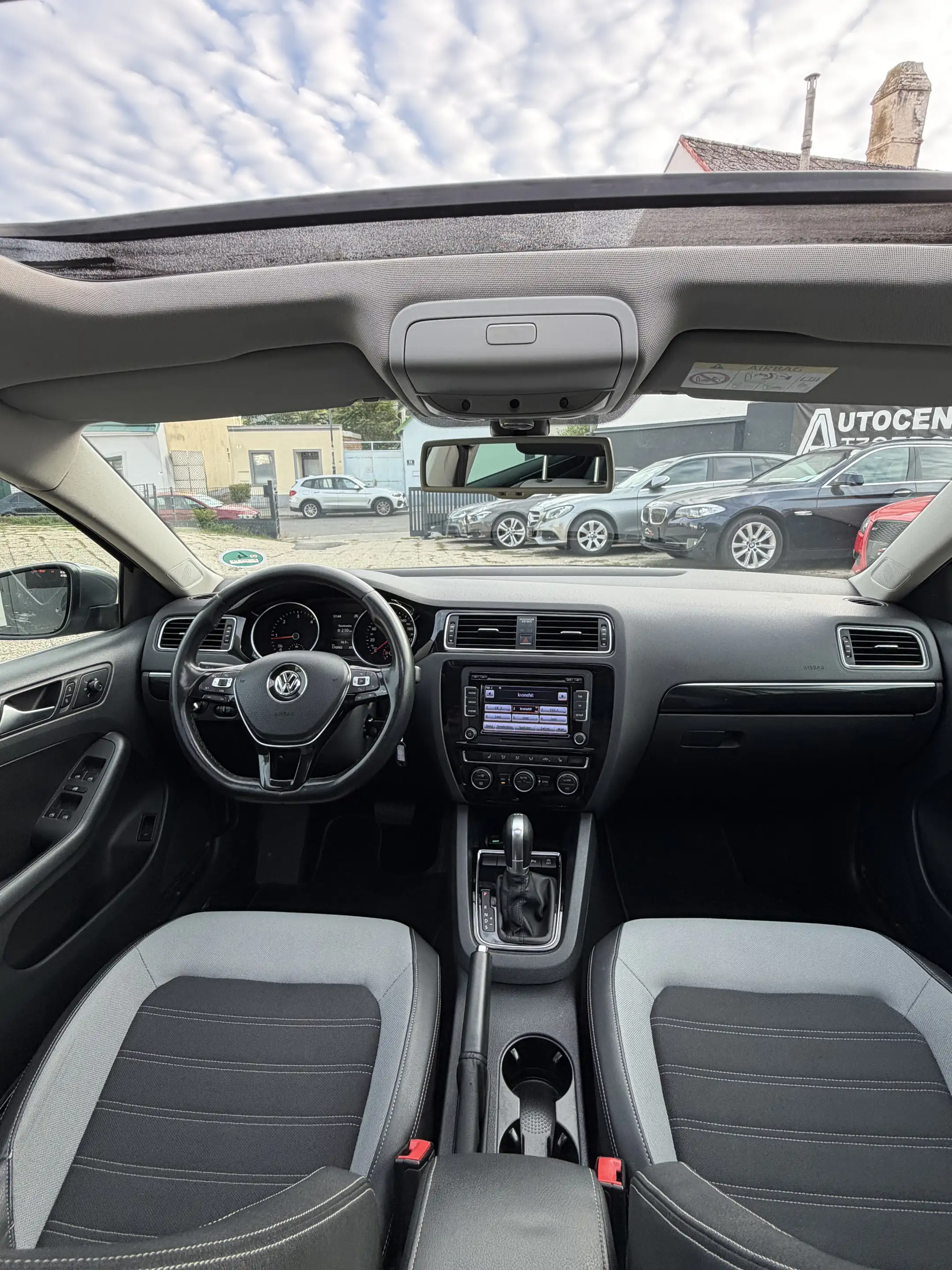 Volkswagen Jetta — photo 14