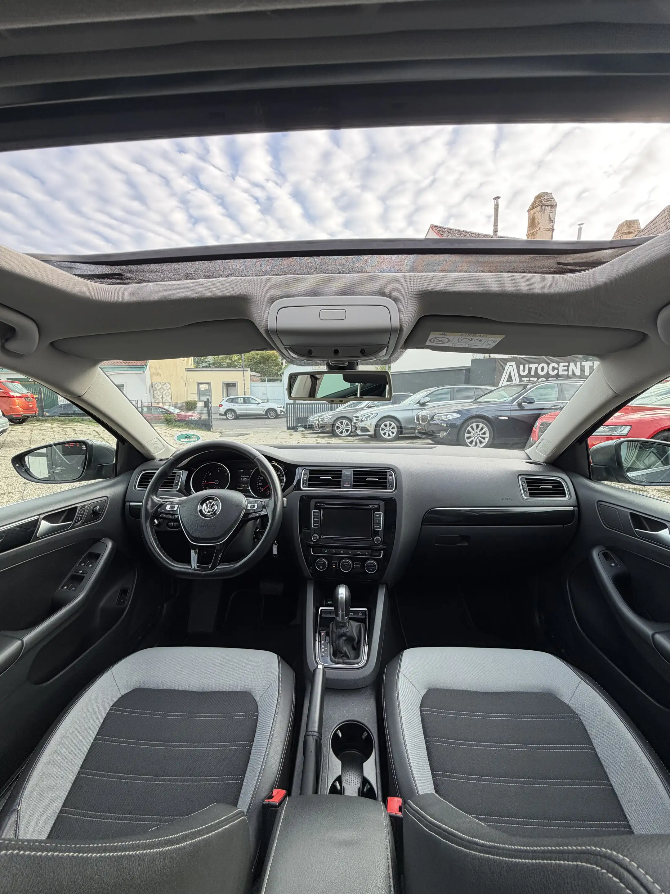 Volkswagen Jetta — photo 12